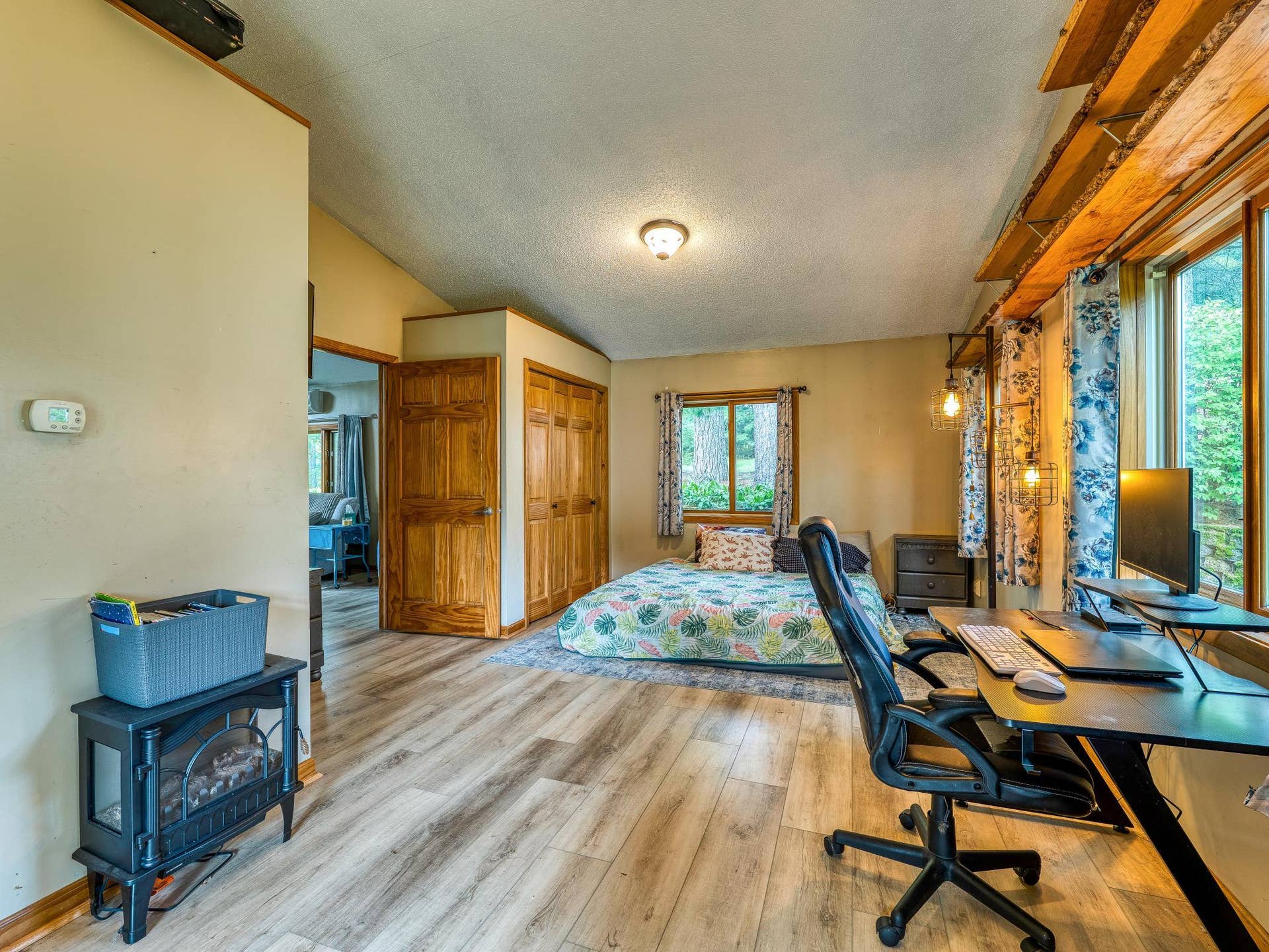 11081 Hillcrest Drive NE, Bemidji, MN 56601 Large Owners Suite!