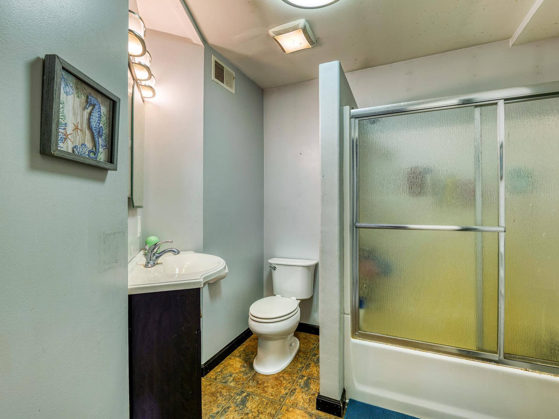 11081 Hillcrest Drive NE, Bemidji, MN 56601 Upper Full Bath