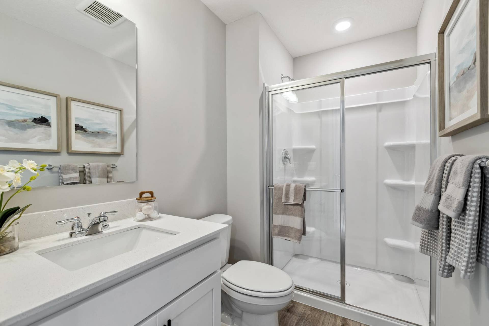 4901 Blake Way, Woodbury, MN 55129 Upper level junior suite bath.