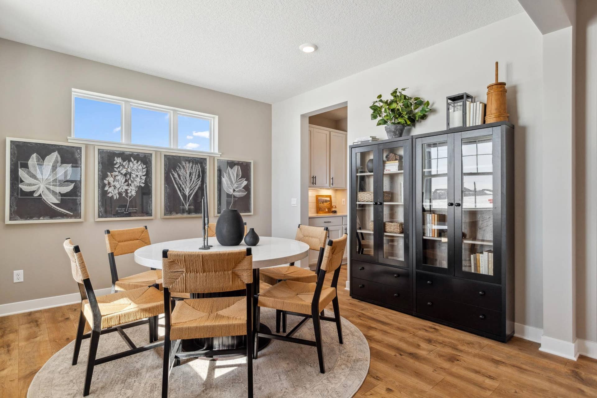 4901 Blake Way, Woodbury, MN 55129 Impress your guest with your butlers pantry, connecting to the kitchen.