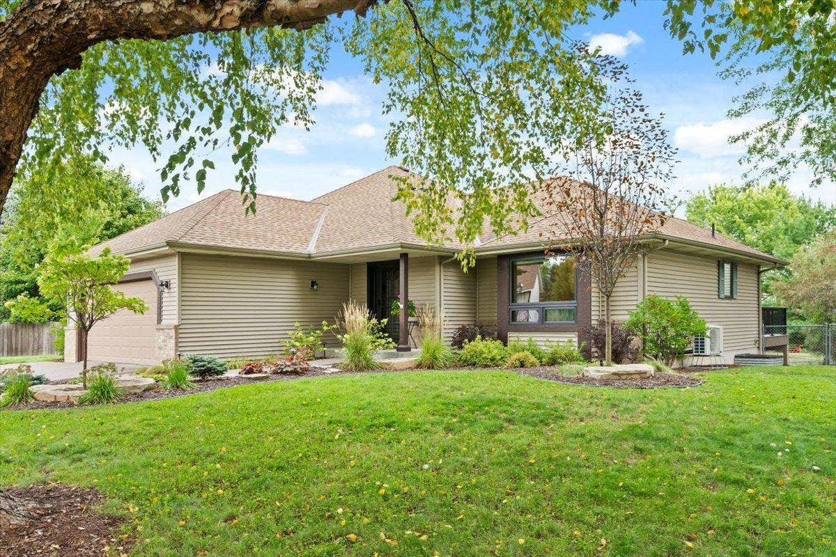 8821 Rainier Court, Woodbury, MN 55125 38-DSC08109.jpg