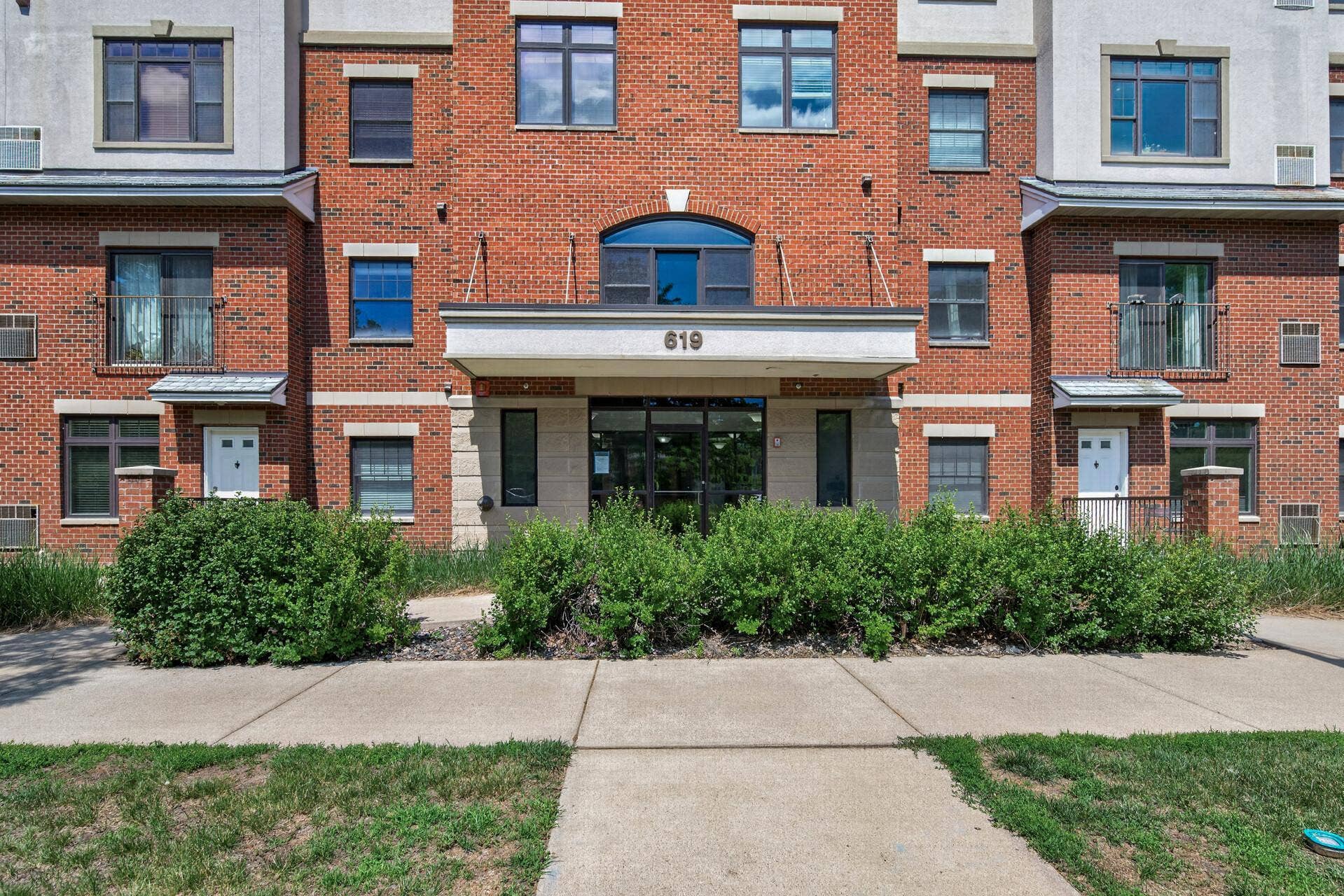 619 8th Street SE, #308, 50, Minneapolis, MN 55414 Steps from neighborhood coffee shops, restaurants, and local favorites.
