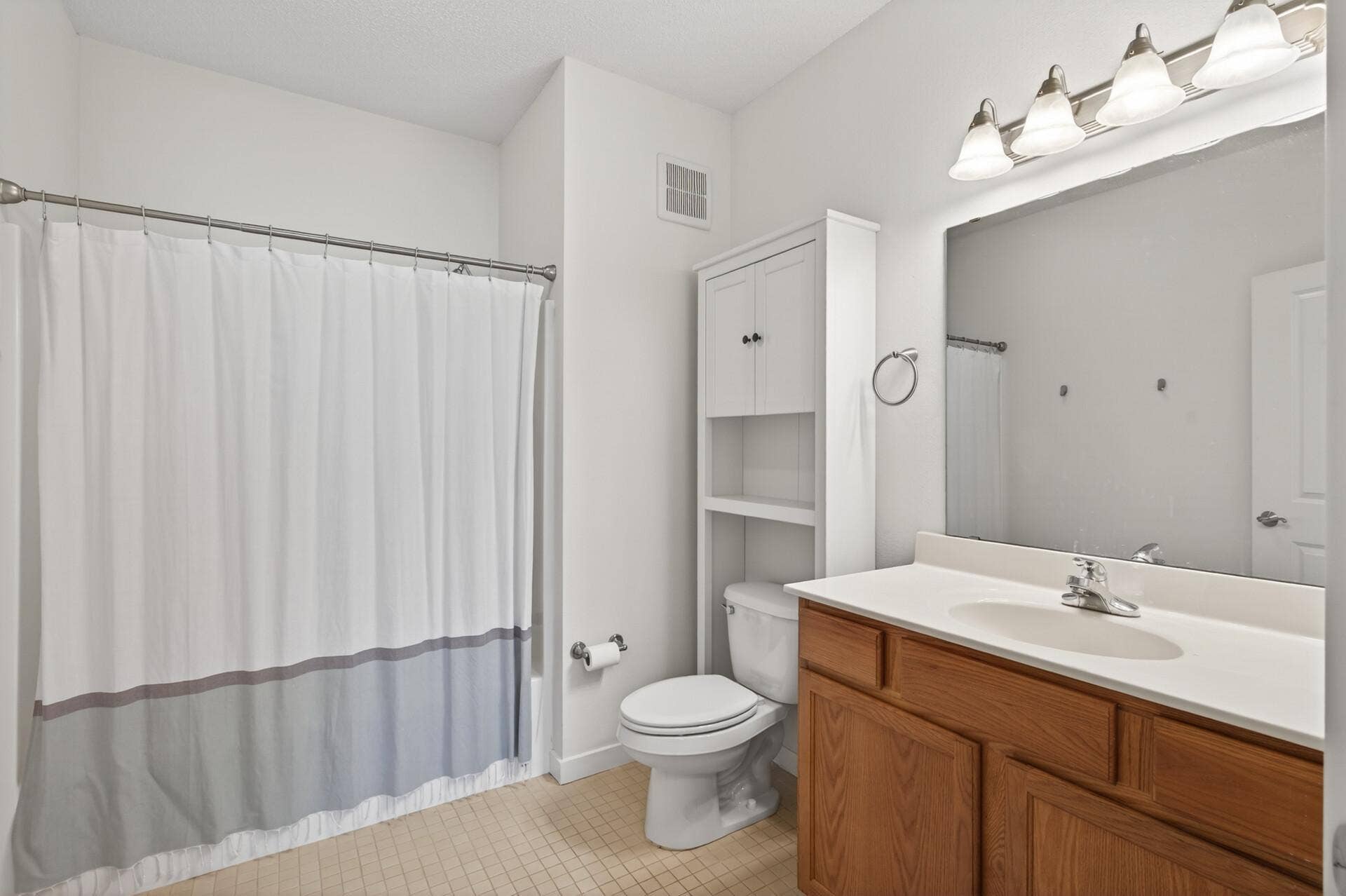 619 8th Street SE, #308, 50, Minneapolis, MN 55414 Private primary bathroom.