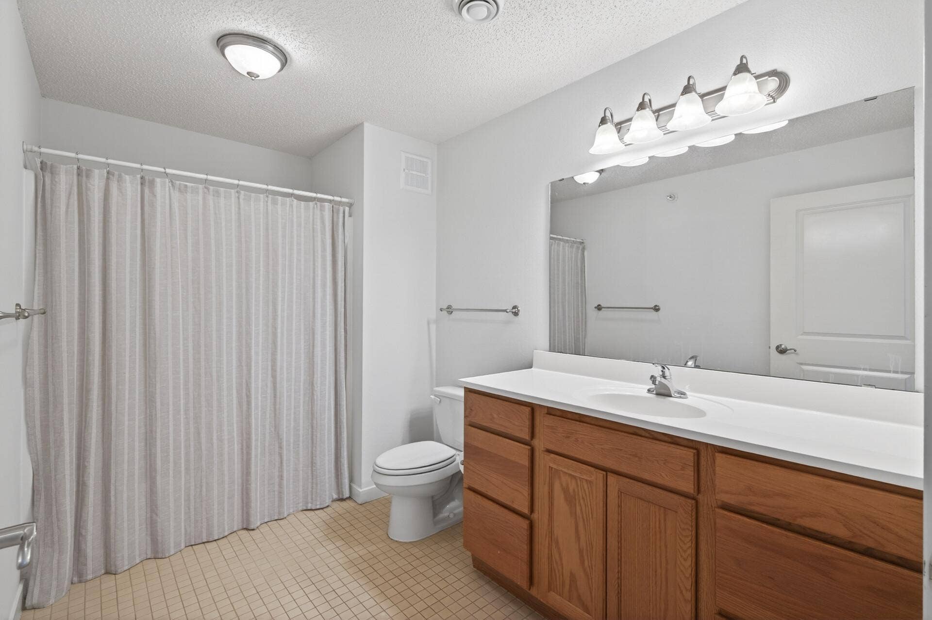 619 8th Street SE, #308, 50, Minneapolis, MN 55414 Full guest bathroom.