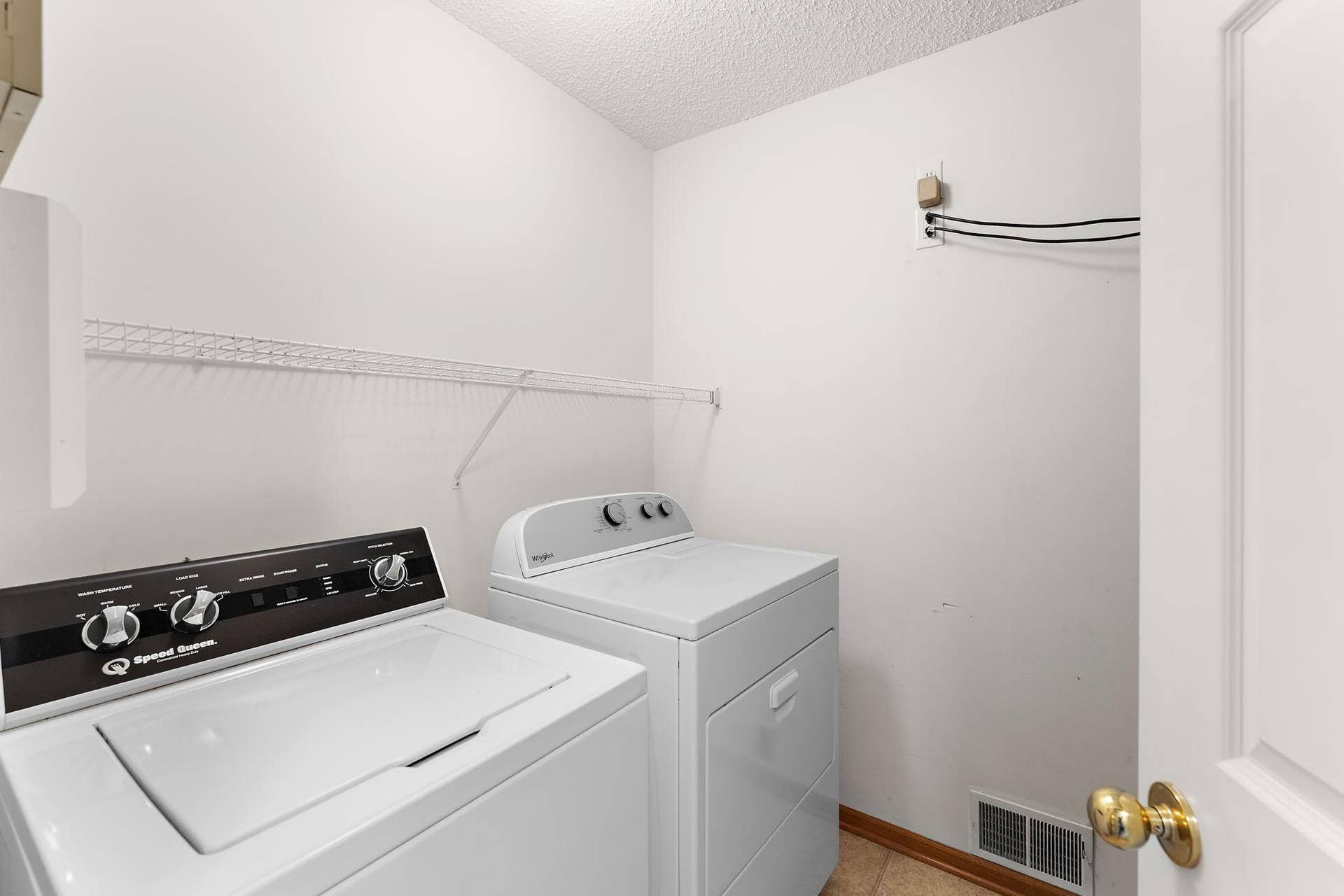1610 Woodlynn Avenue, #3, Maplewood, MN 55109 Upper level laundry.
