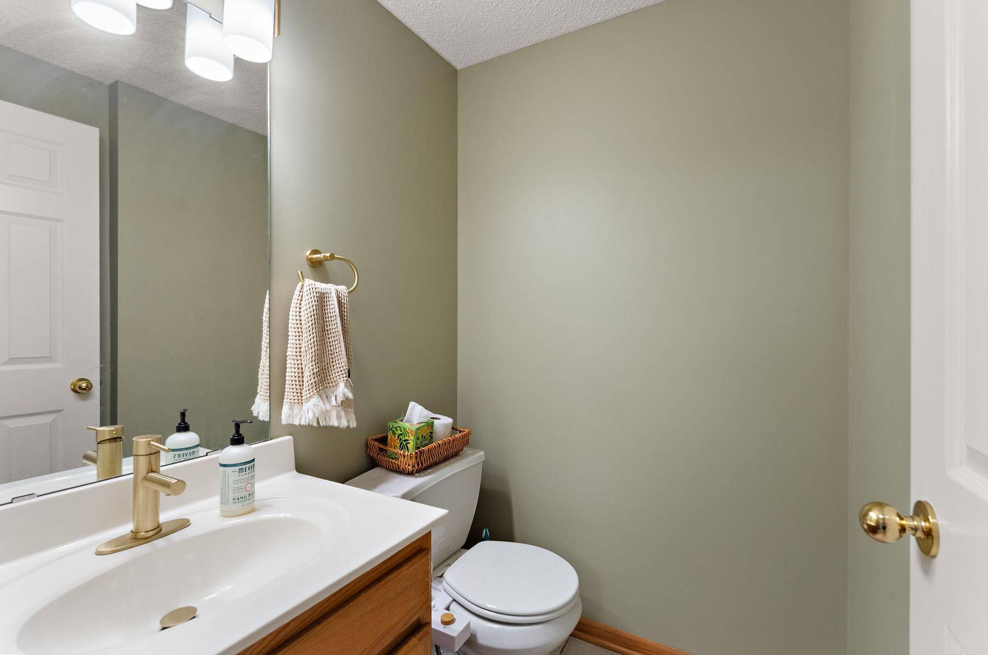 1610 Woodlynn Avenue, #3, Maplewood, MN 55109 Main floor half bath
