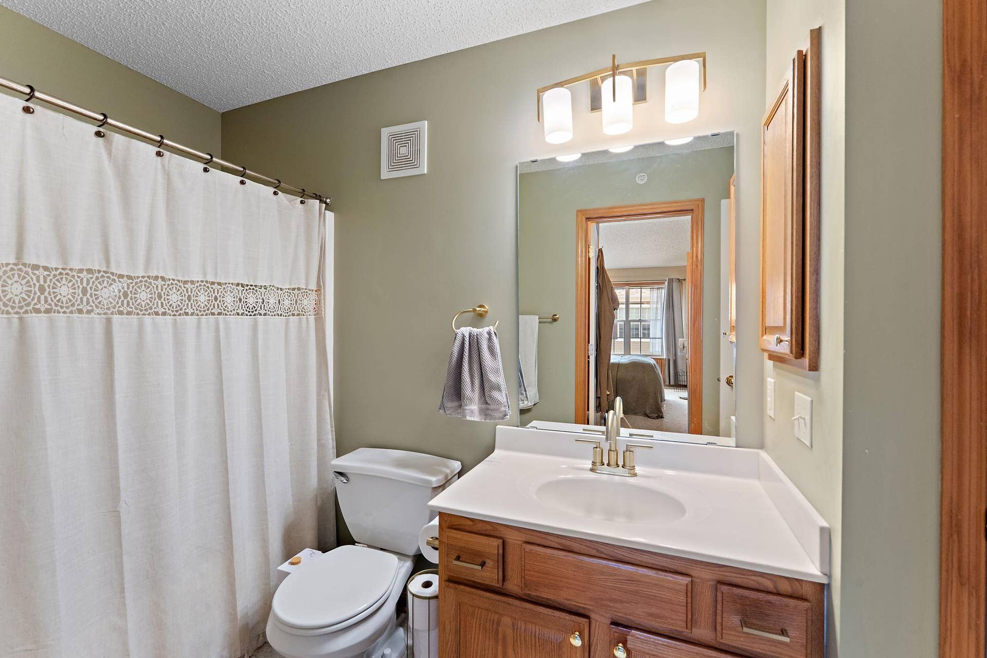 1610 Woodlynn Avenue, #3, Maplewood, MN 55109 Upper full bath.
