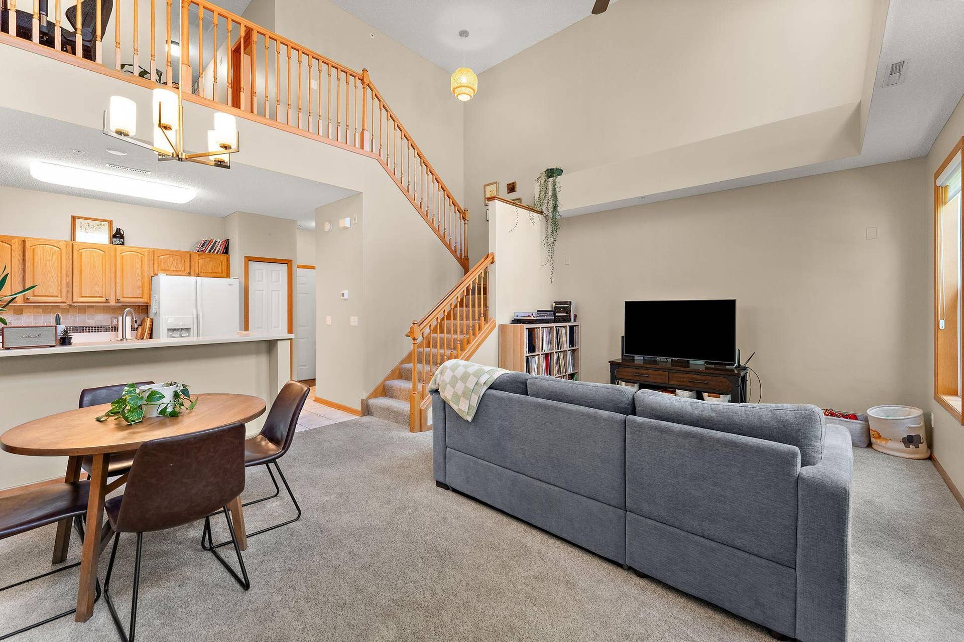 1610 Woodlynn Avenue, #3, Maplewood, MN 55109 Open layout!