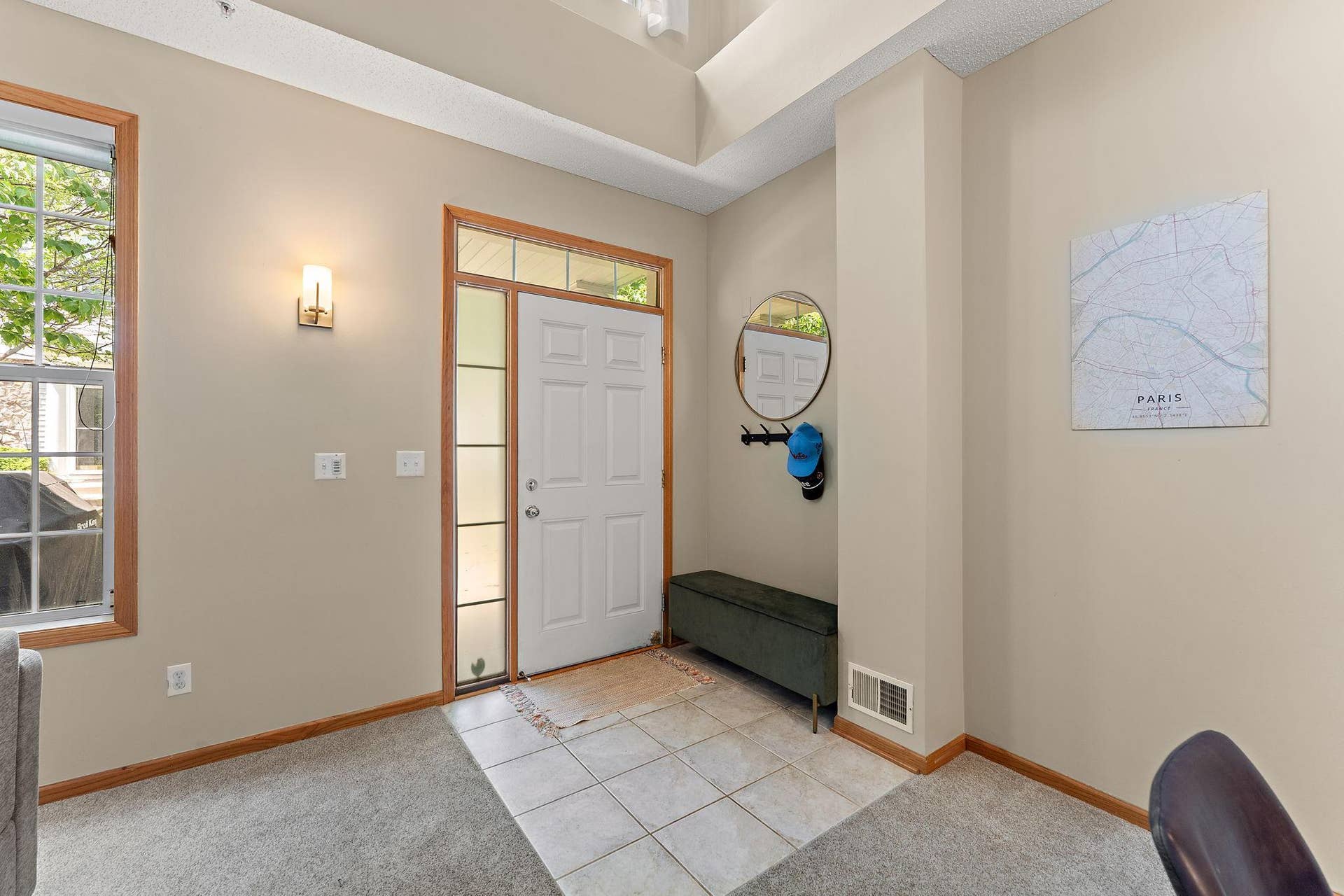 1610 Woodlynn Avenue, #3, Maplewood, MN 55109 Spacious front entry!