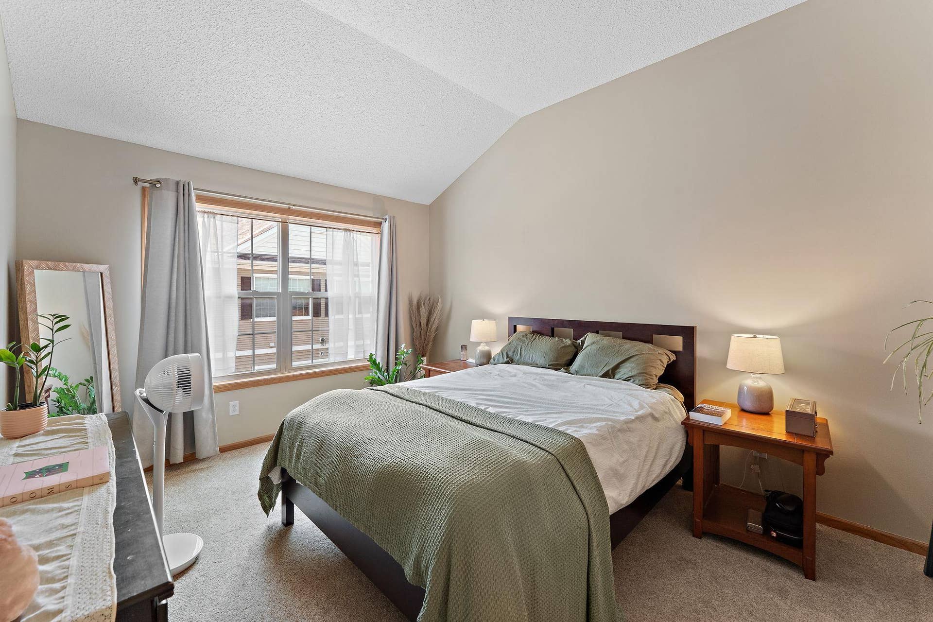 1610 Woodlynn Avenue, #3, Maplewood, MN 55109 Upper primary suite!