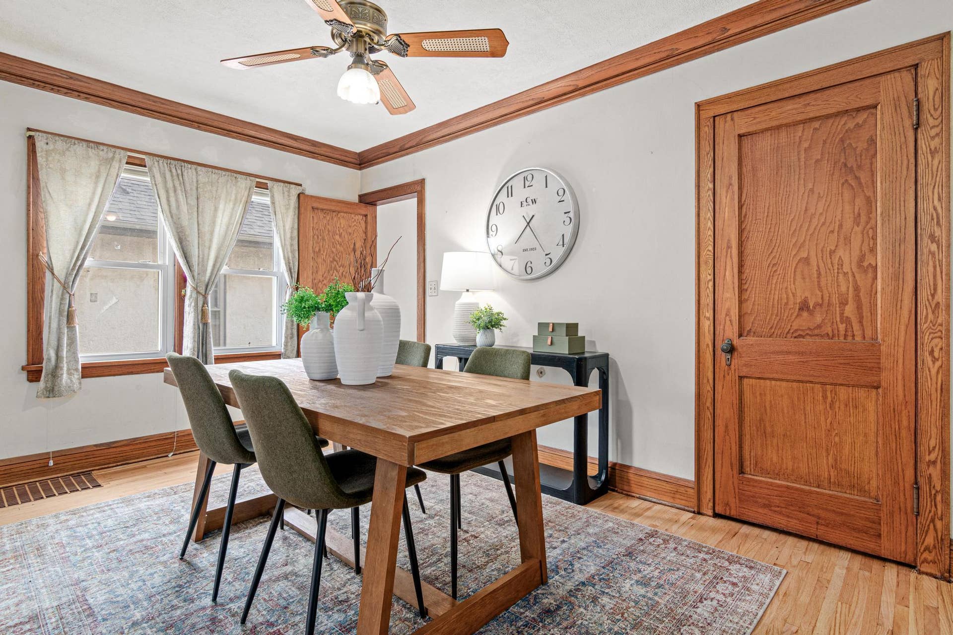 1186 Englewood Avenue, 93, Saint Paul, MN 55104 A separate dining room ready for everyday meals and special gatherings
