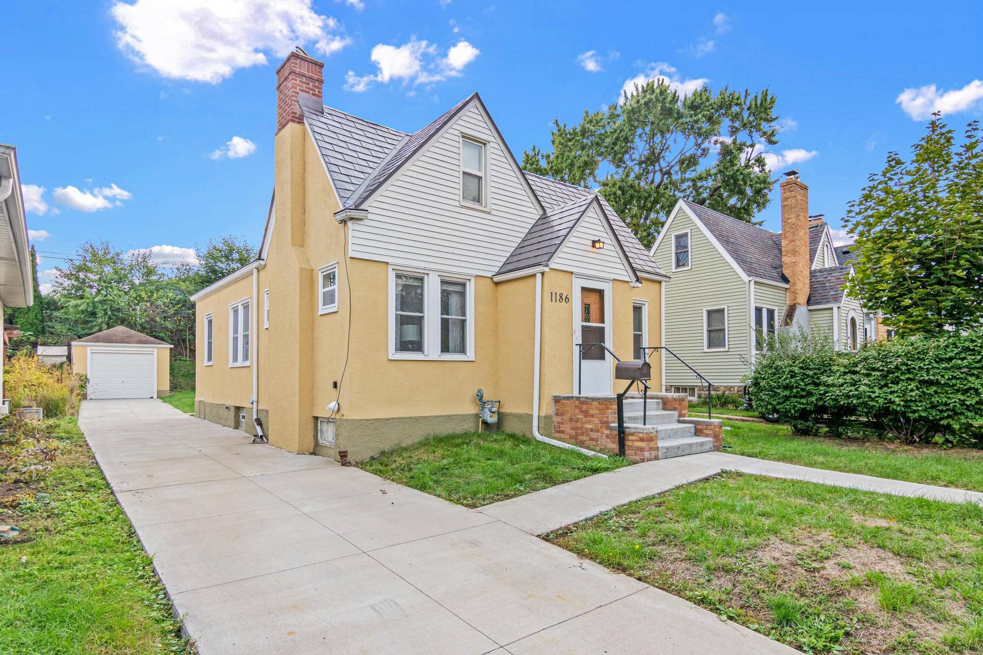 1186 Englewood Avenue, 93, Saint Paul, MN 55104 A charming 1-story with a long driveway and detached garage.