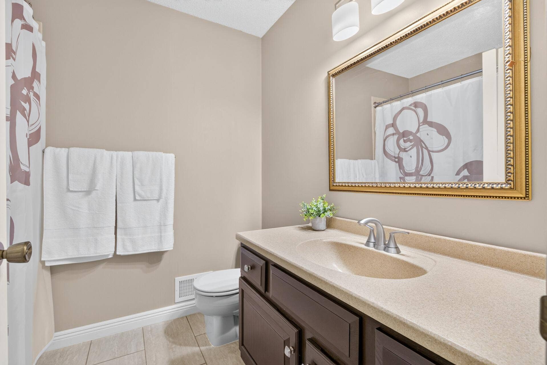 4315 Kaufmanis Way, Eagan, MN 55123 Updated full bathroom on the main floor provides plenty of space for guests as well as tub/shower for 2nd bedroom
