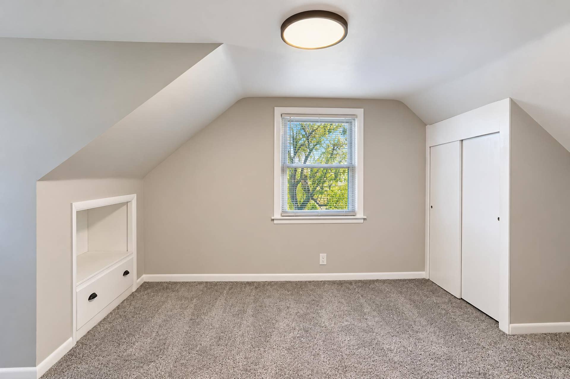 105 Amsterdam Avenue W, Hollandale, MN 56045 bedroom_01_01.jpg