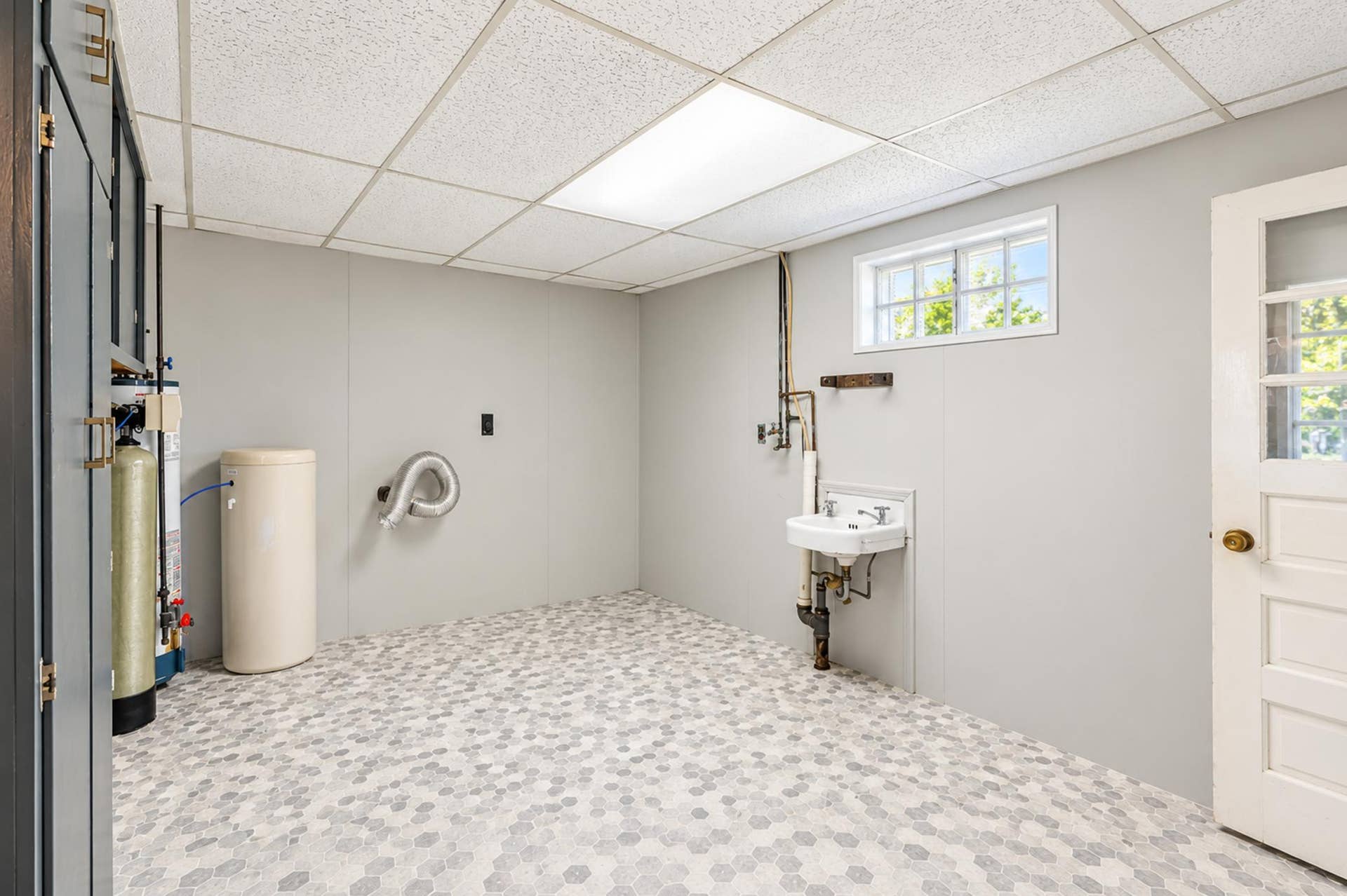 105 Amsterdam Avenue W, Hollandale, MN 56045 laundry_utility_01.jpg