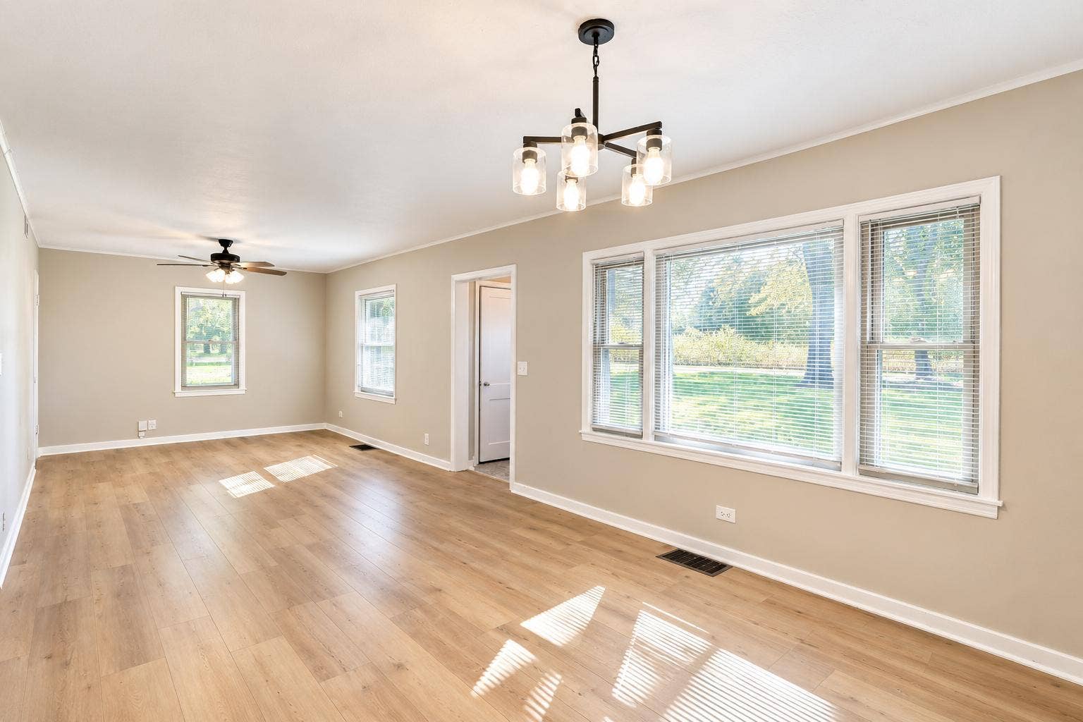 105 Amsterdam Avenue W, Hollandale, MN 56045 livingroom_02.jpg