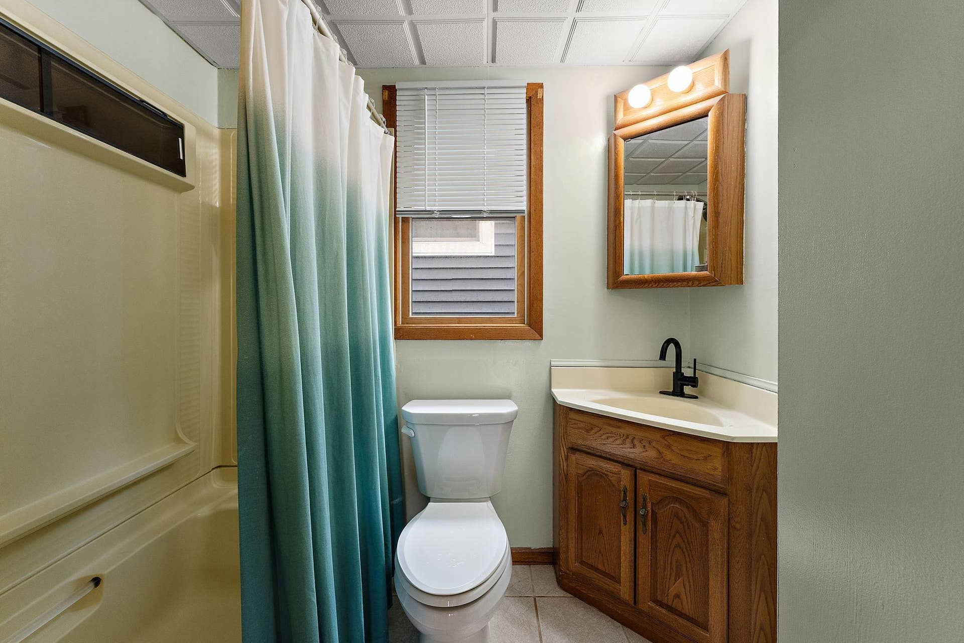 1455 Kent Street, 97, Saint Paul, MN 55117 Full upper level bath