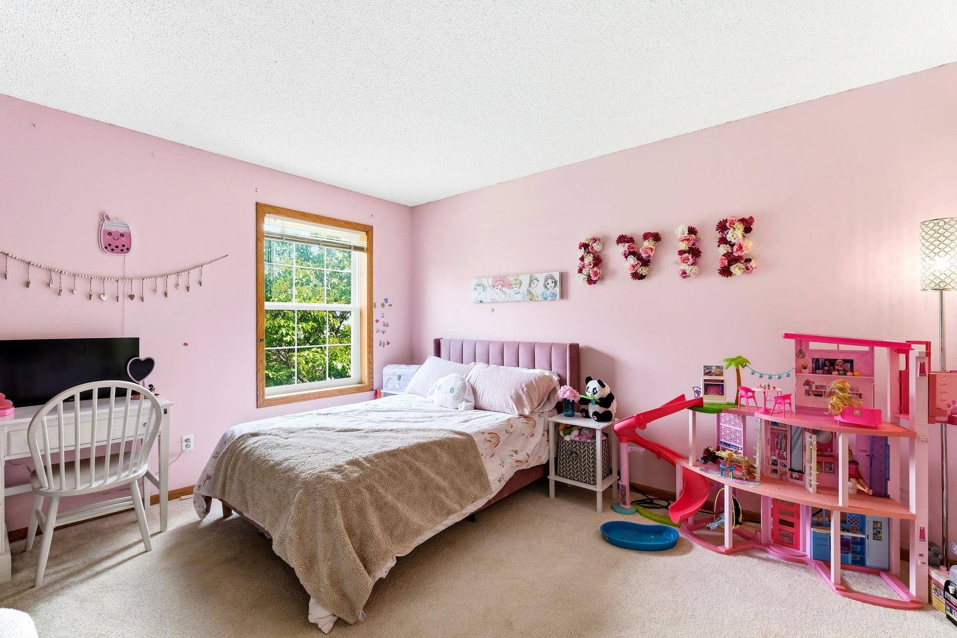 1899 Wildflower Court, Shoreview, MN 55126 Front bedroom is light and fun!