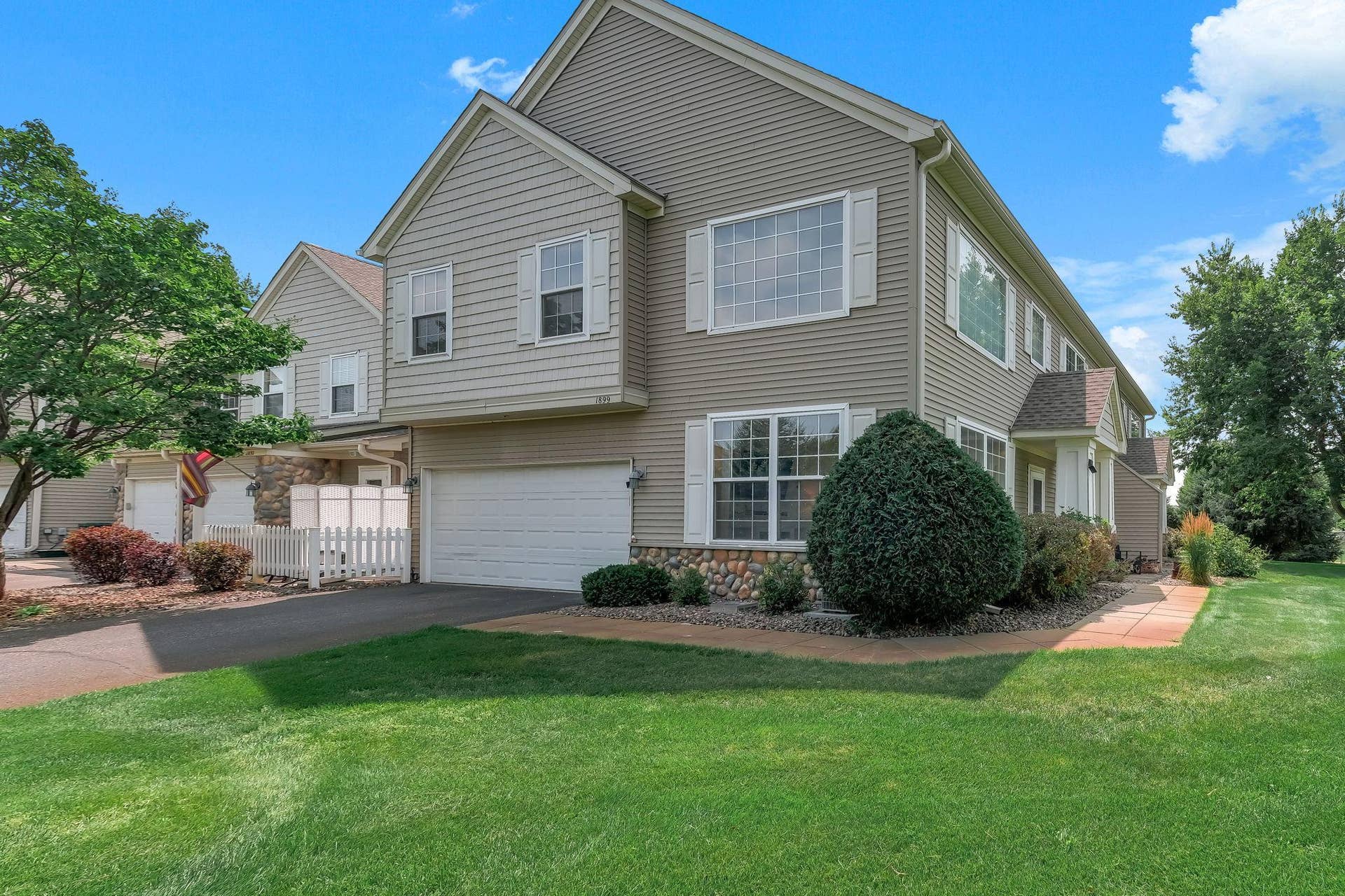 1899 Wildflower Court, Shoreview, MN 55126 Turn key, spacious, Mounds View School District!