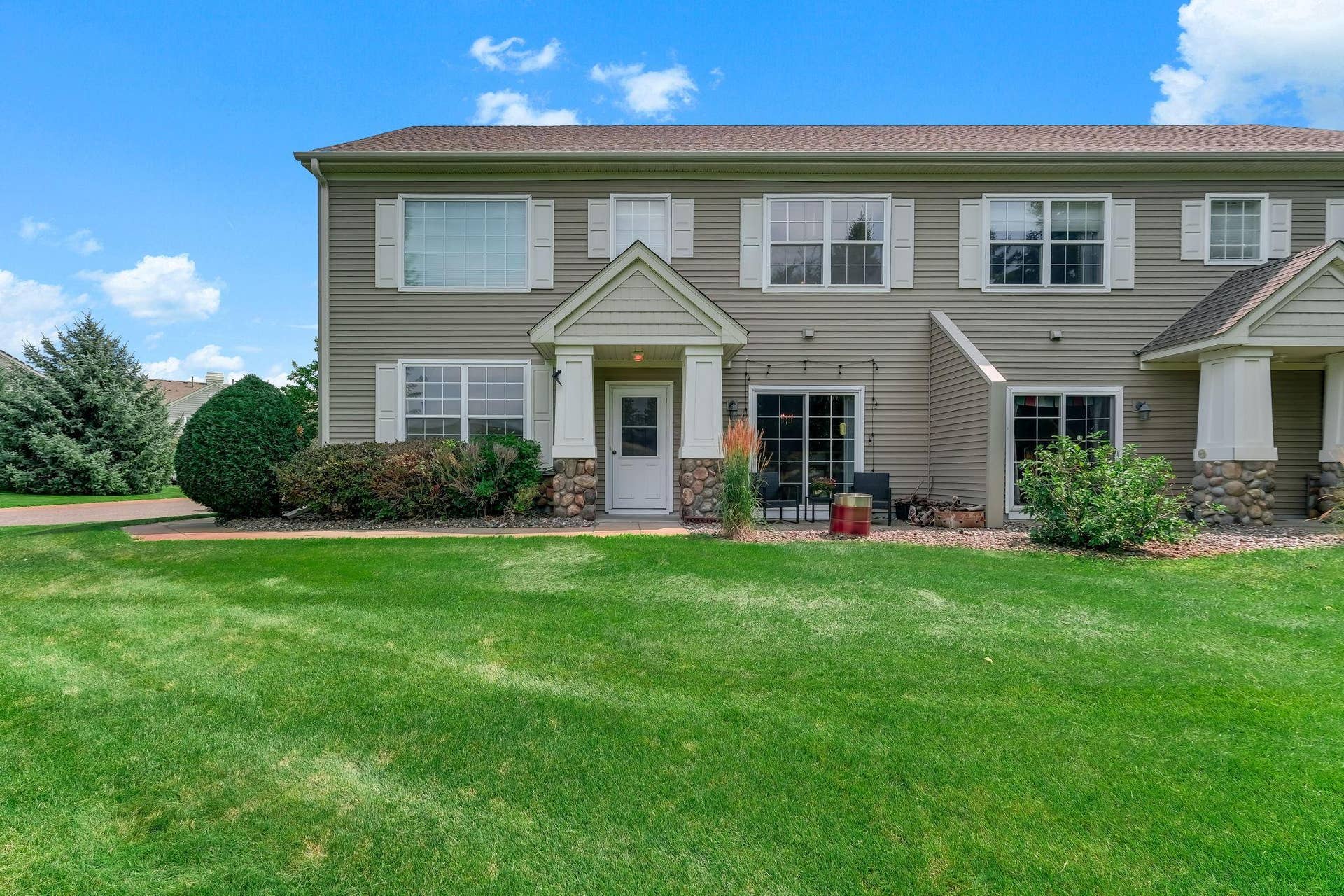 1899 Wildflower Court, Shoreview, MN 55126 Beautiful space, well maintained association and