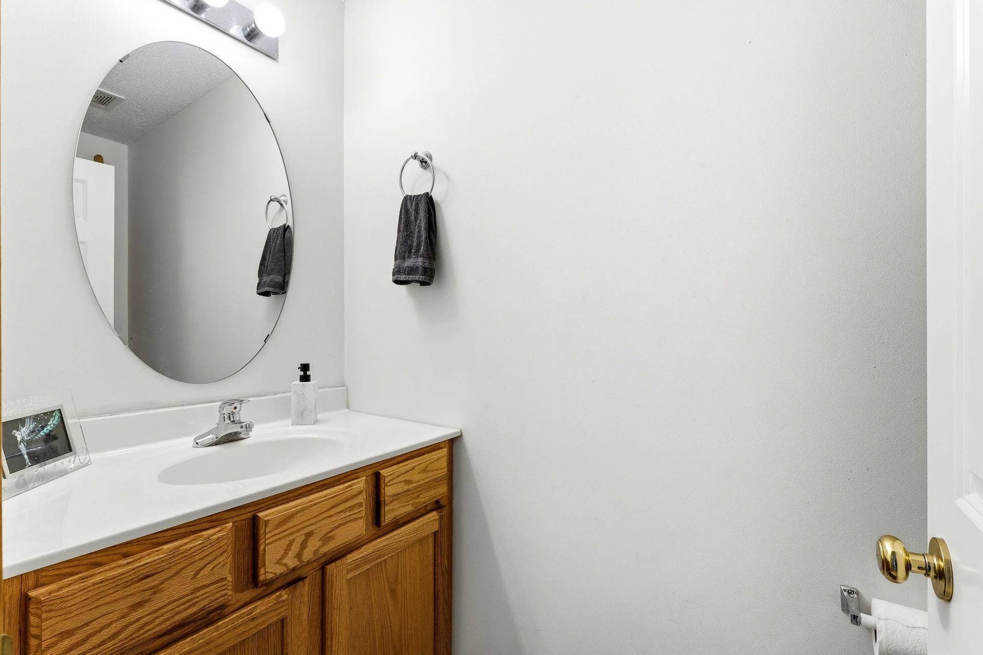 1899 Wildflower Court, Shoreview, MN 55126 Main floor powder room.