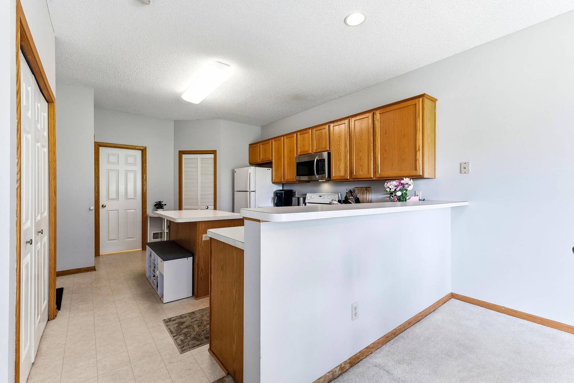 1899 Wildflower Court, Shoreview, MN 55126 Kitchen is in excellent shape with original solid oak, linoleum flooring and appliances.