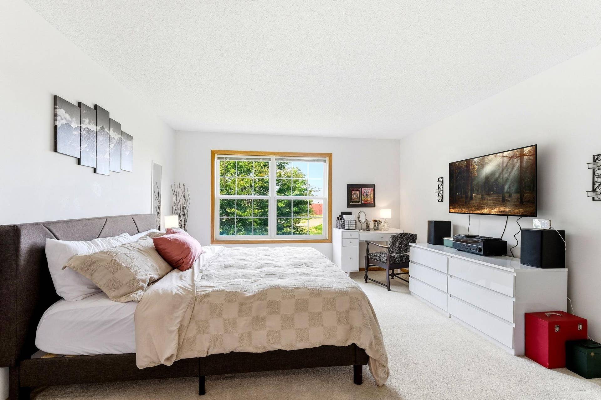 1899 Wildflower Court, Shoreview, MN 55126 Turn key spaces, ready for the next owner!