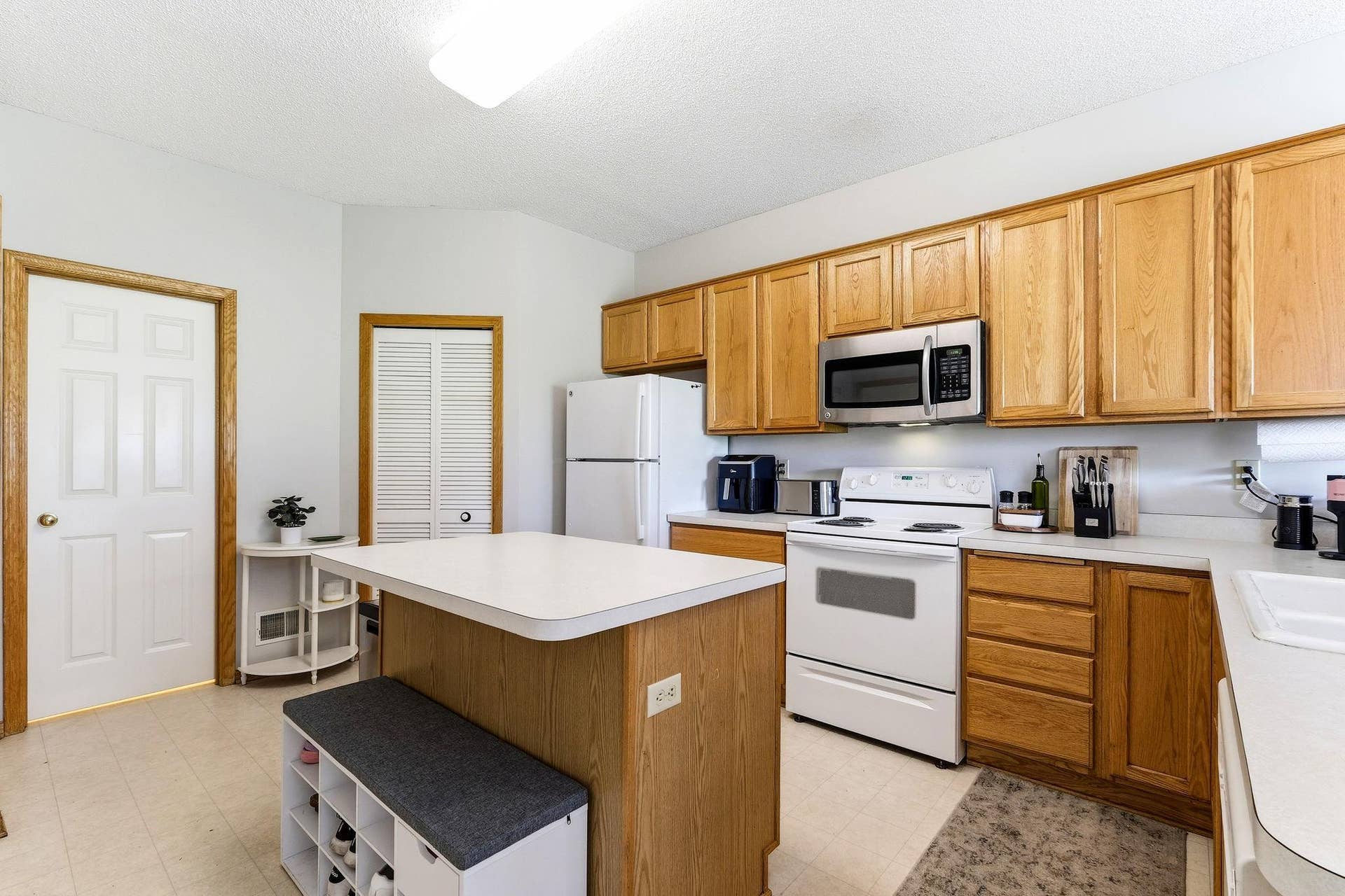 1899 Wildflower Court, Shoreview, MN 55126 Lovely breakfast nook for the center island!