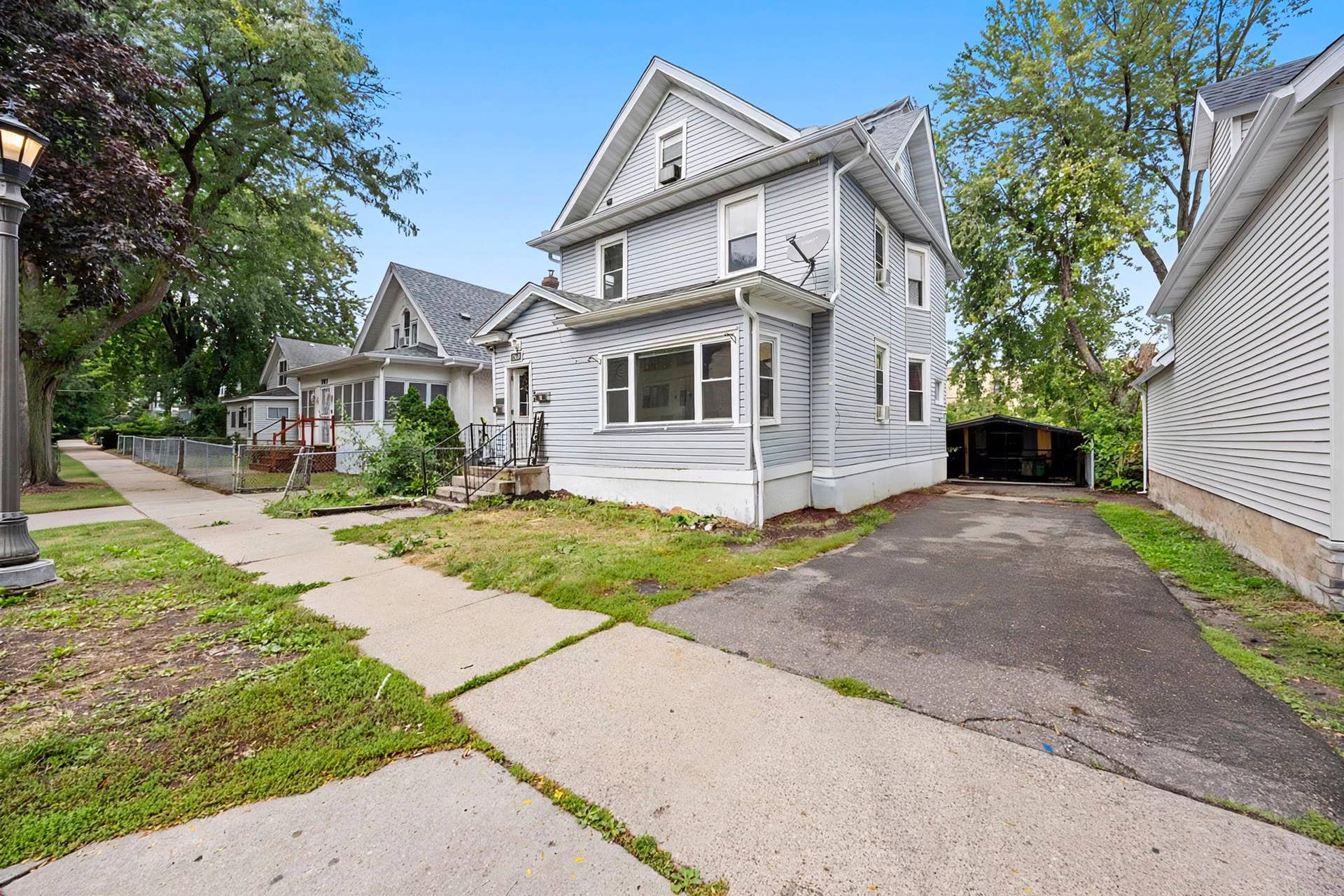 263 Lafond Avenue, 102, Saint Paul, MN 55103 Long driveway & 4-car Carport - great for residential off-street parking!