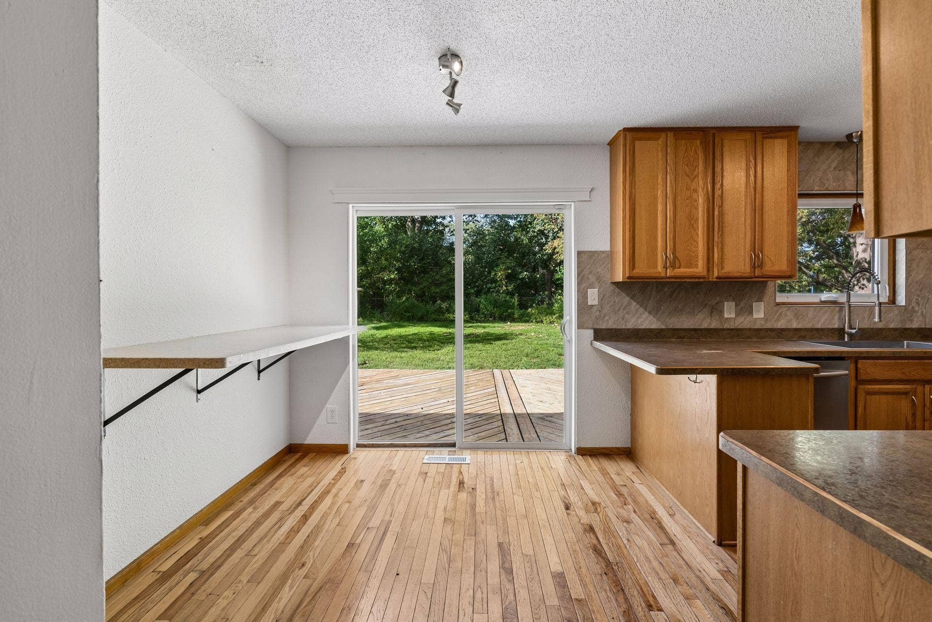 2841 Riviera Drive N, White Bear Lake, MN 55110 Direct deck access makes outdoor dining convenient.