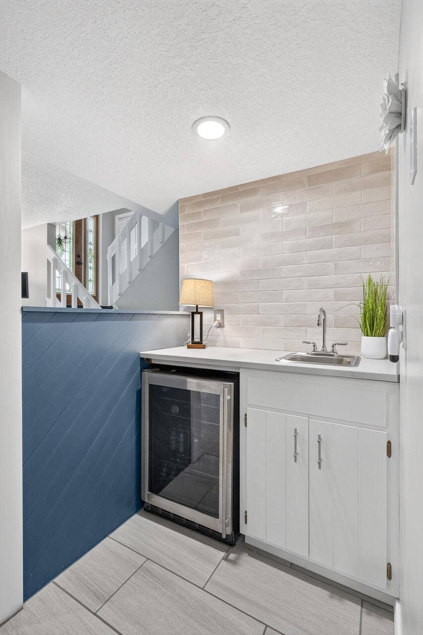 2222 Black Oak Drive, Minnetonka, MN 55305 2222 Black Oak Drive, Minnetonka, MN 55305