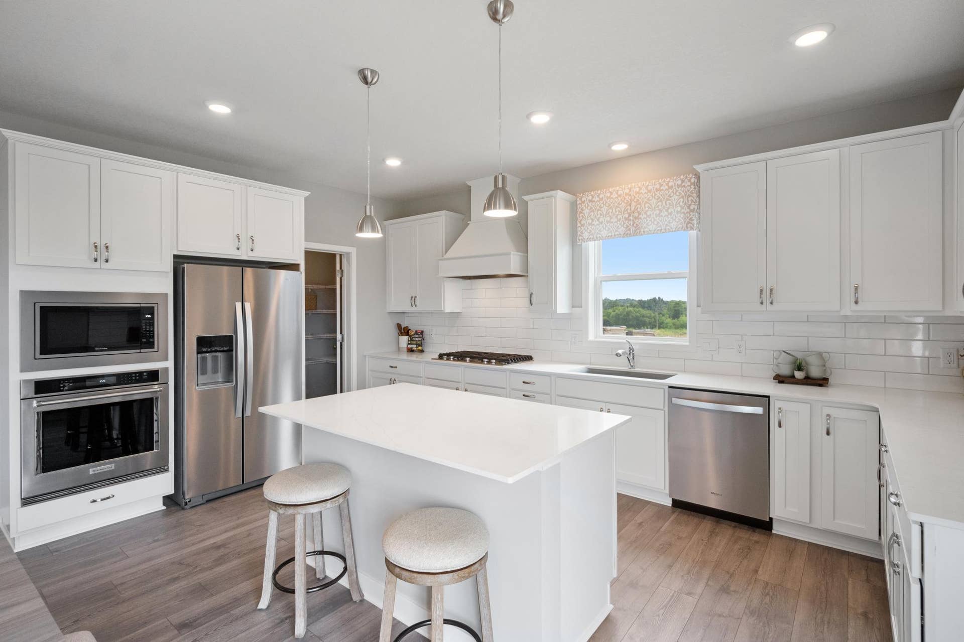 4919 Blake Way, Woodbury, MN 55129 Entertain in your gourmet kitchen with high end KitchenAid appliances.