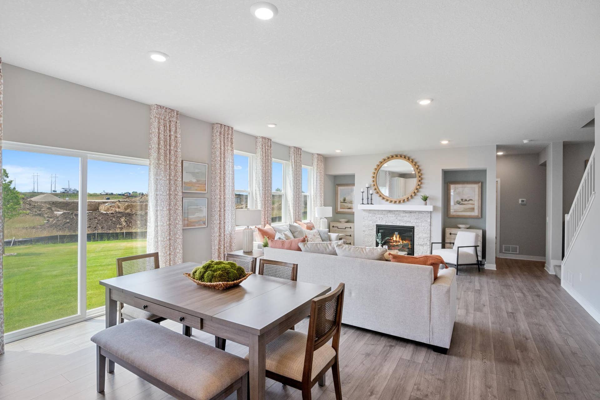 4919 Blake Way, Woodbury, MN 55129 Eat in style with your informal dining space right off the kitchen.