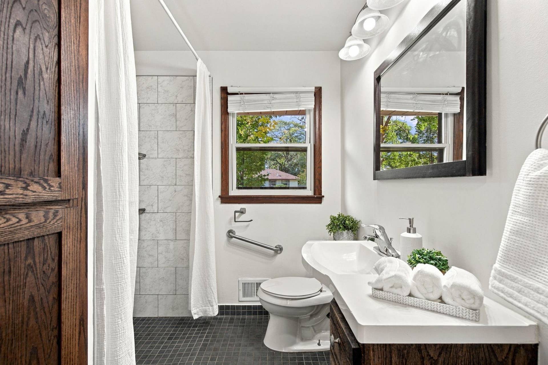 Bathroom main Floor
