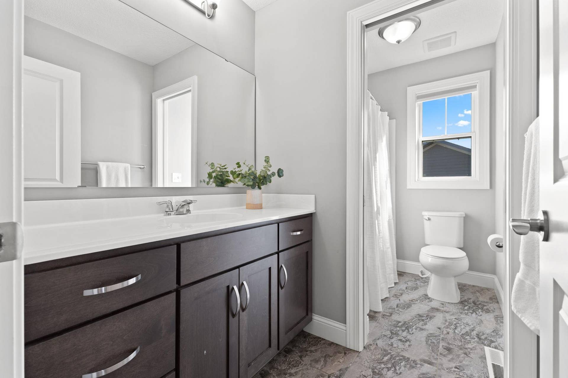 Upper Level Full Bathroom