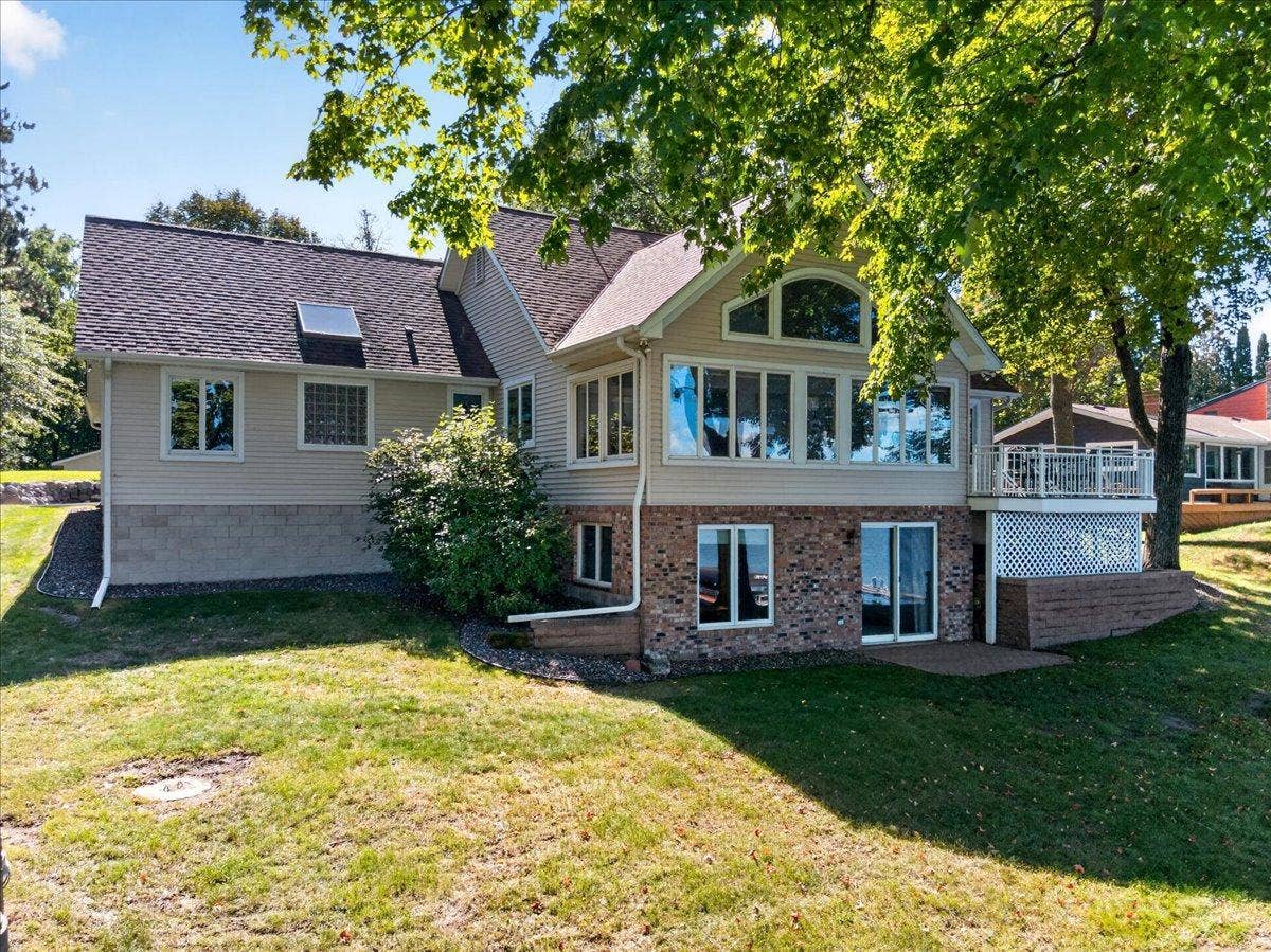 South Lindstrom Lake Home with Walkout Lower Level and Lakeside Yard