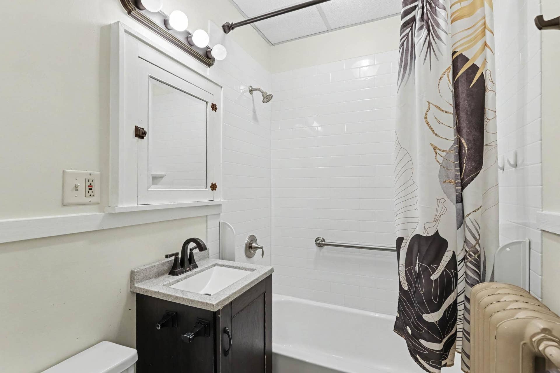595 Syndicate Street N, 93, Saint Paul, MN 55104 Full Bathroom - main level unit