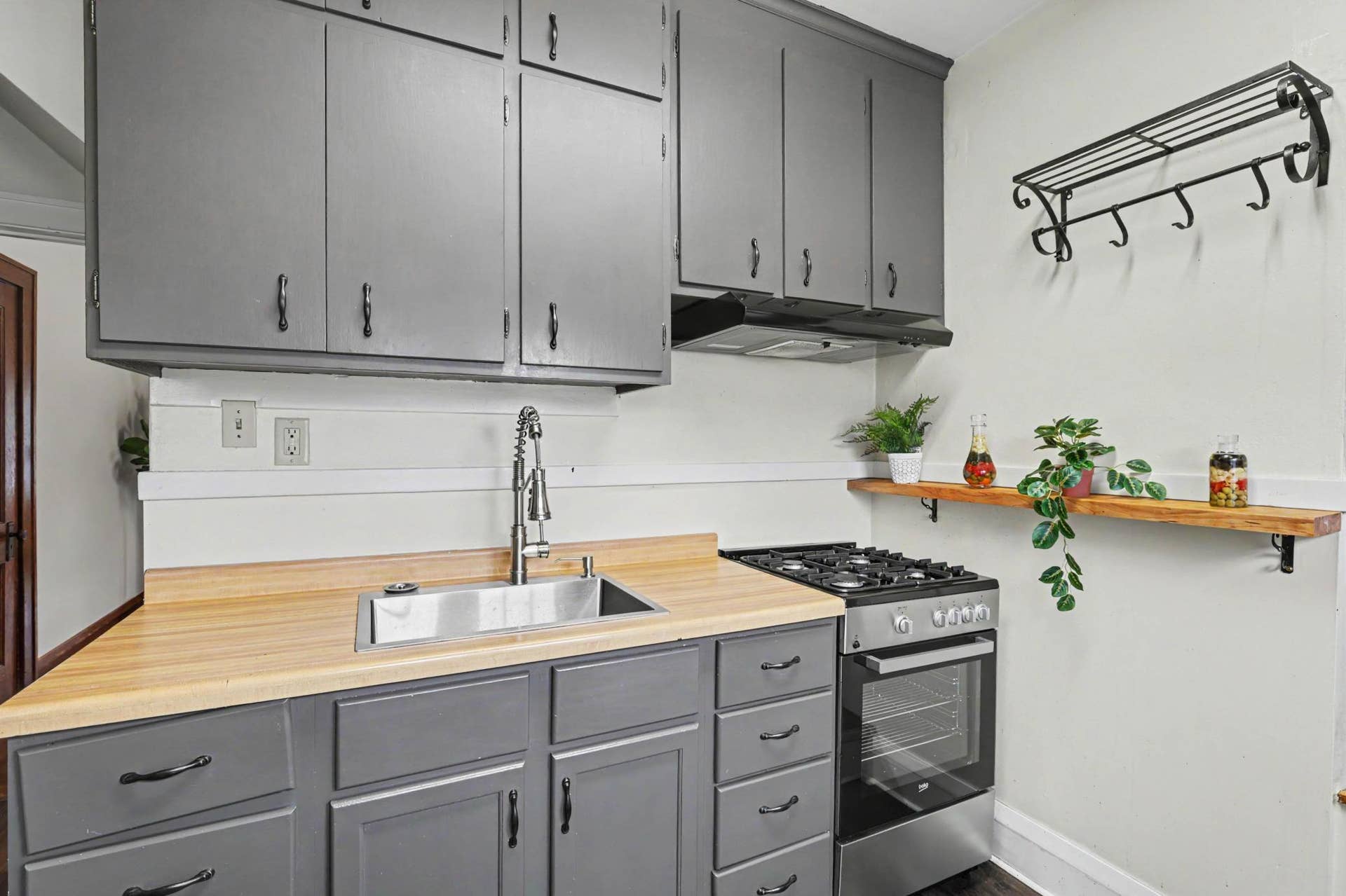 595 Syndicate Street N, 93, Saint Paul, MN 55104 Kitchen - main level unit