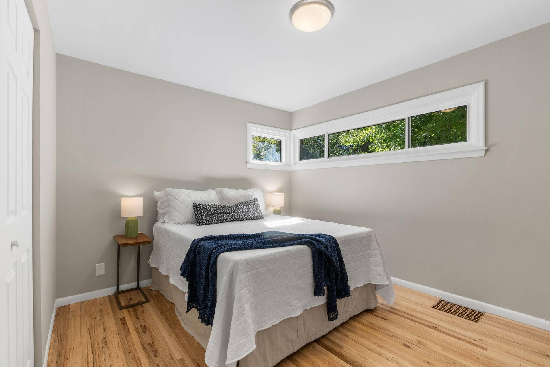 30-web-or-mls-3413 Boone Ave S-30.jpg