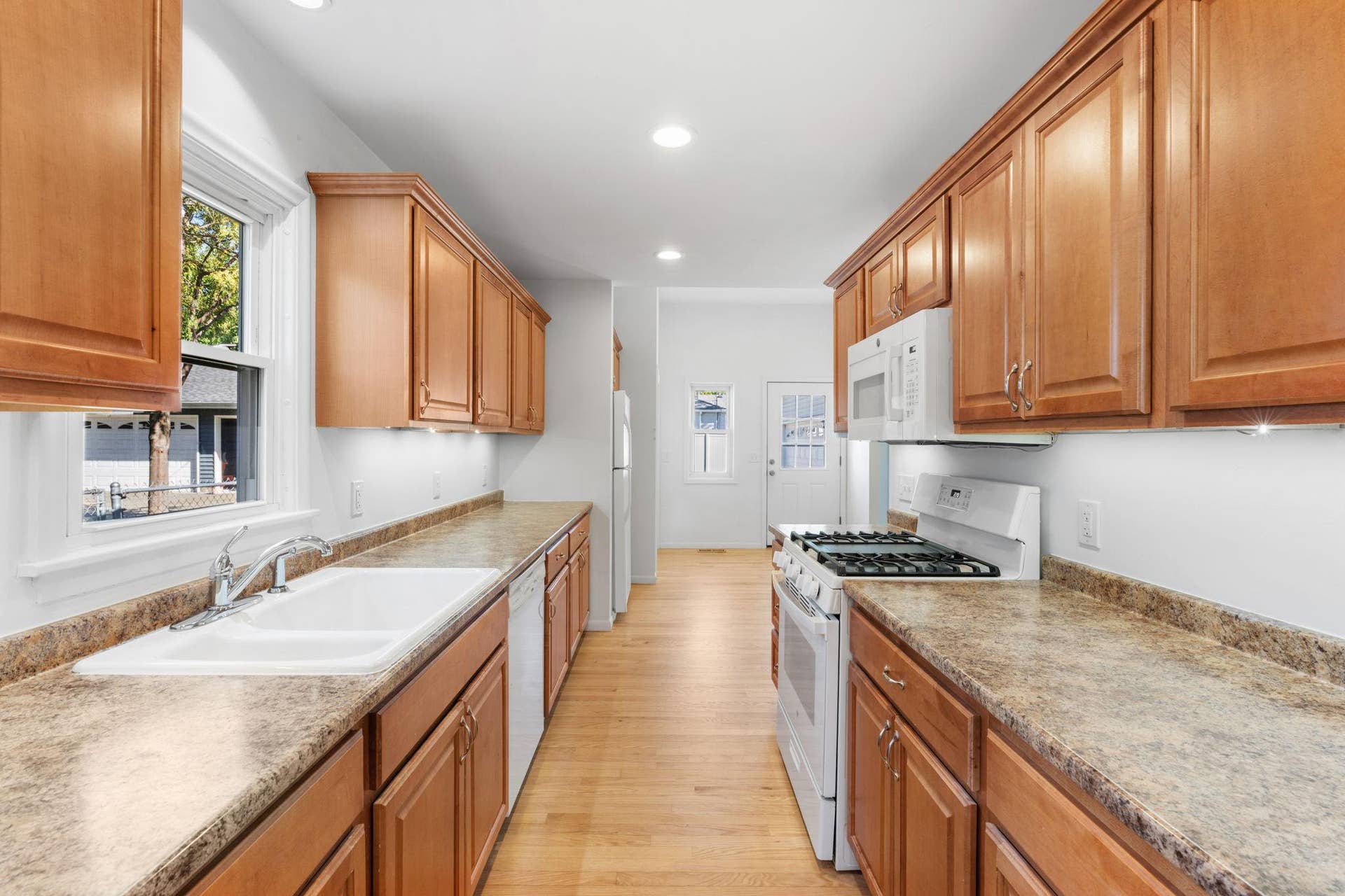17-web-or-mls-3413 Boone Ave S-17.jpg