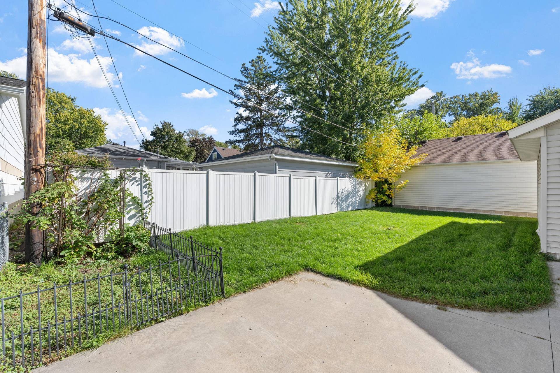8-web-or-mls-3413 Boone Ave S-8.jpg