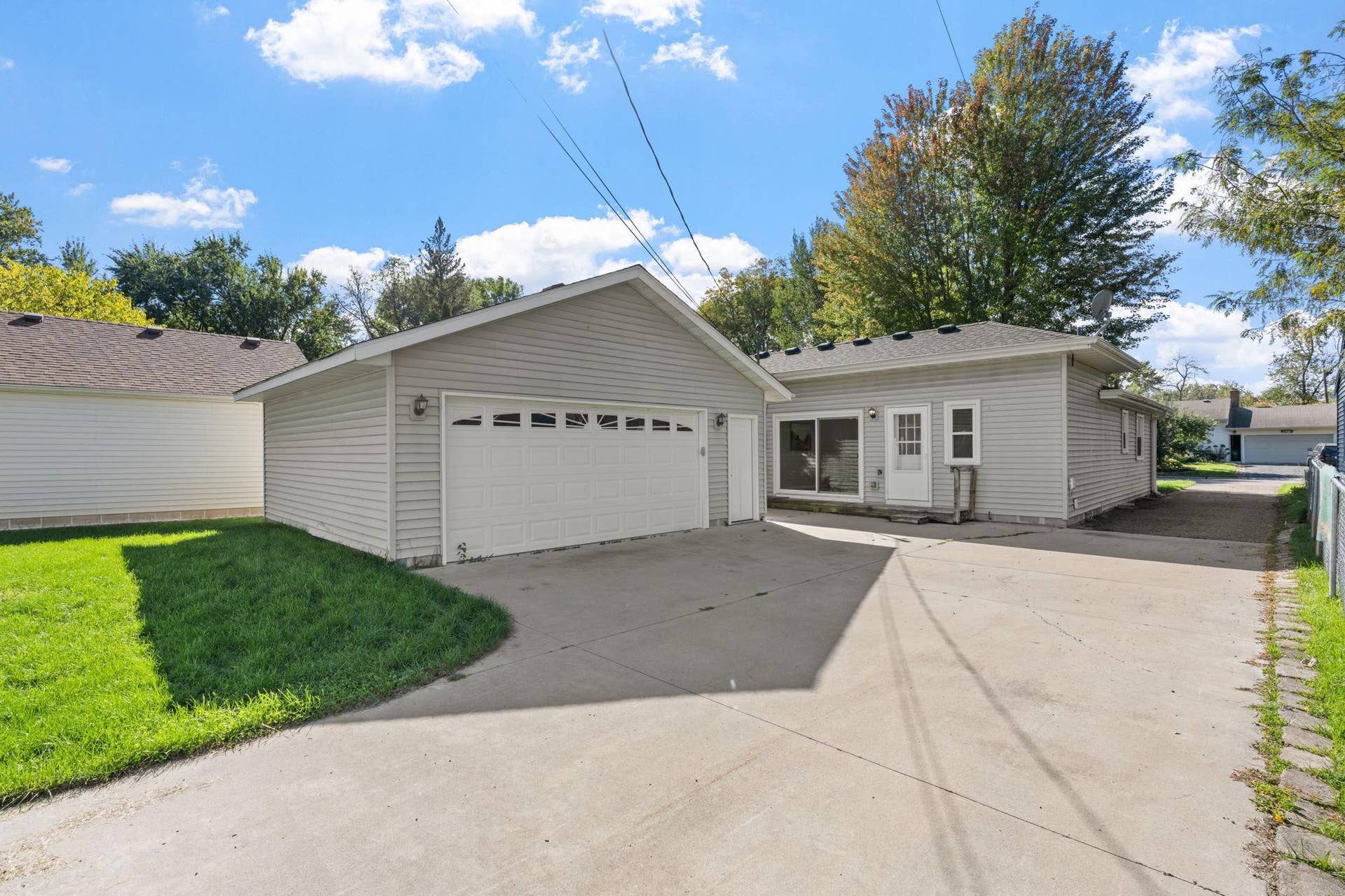 7-web-or-mls-3413 Boone Ave S-7.jpg