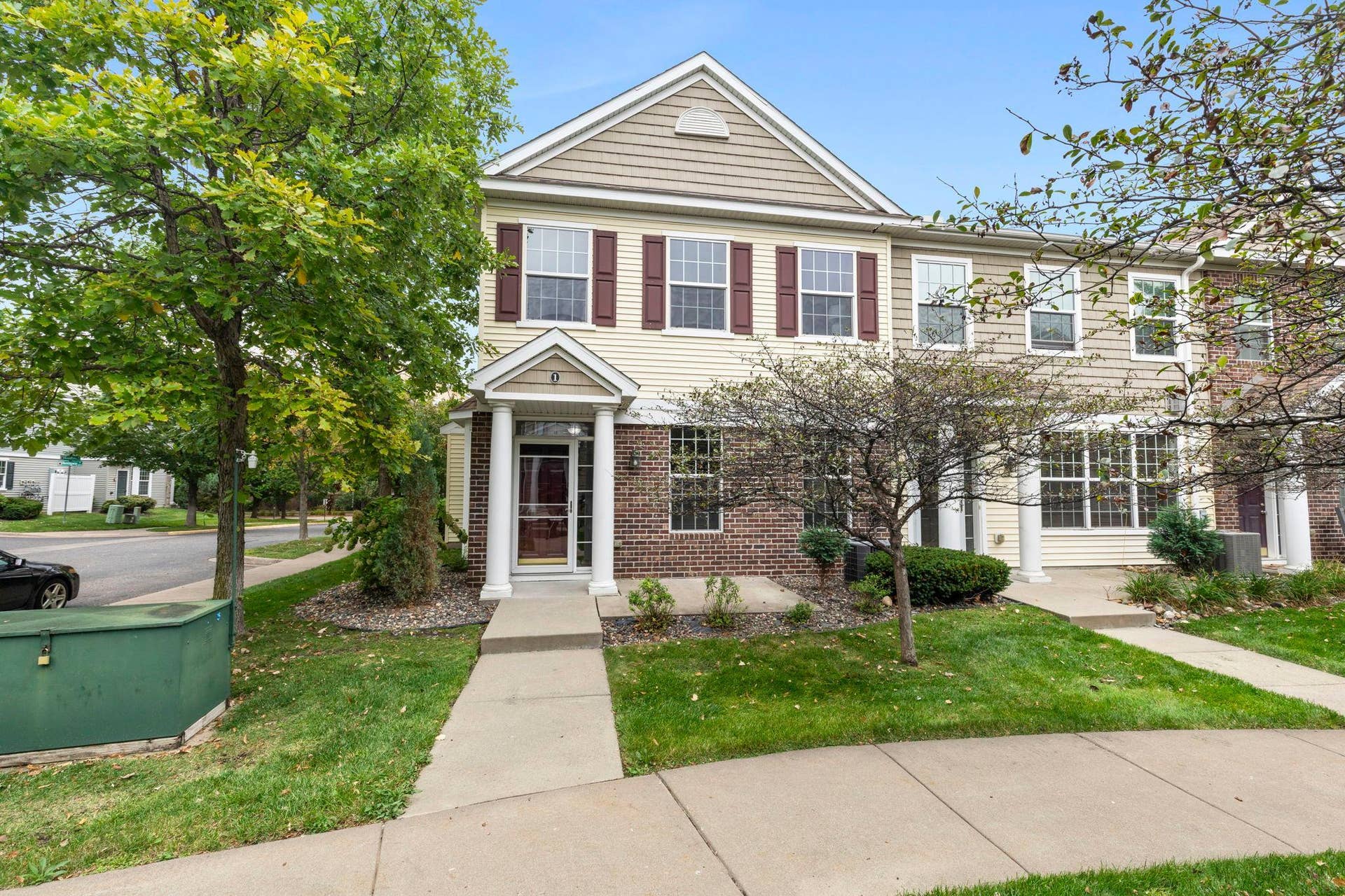 1626 Woodlynn Avenue, #1, Maplewood, MN 55109 Welcome to this 3-bedroom, 3-bathroom end-unit townhome.
