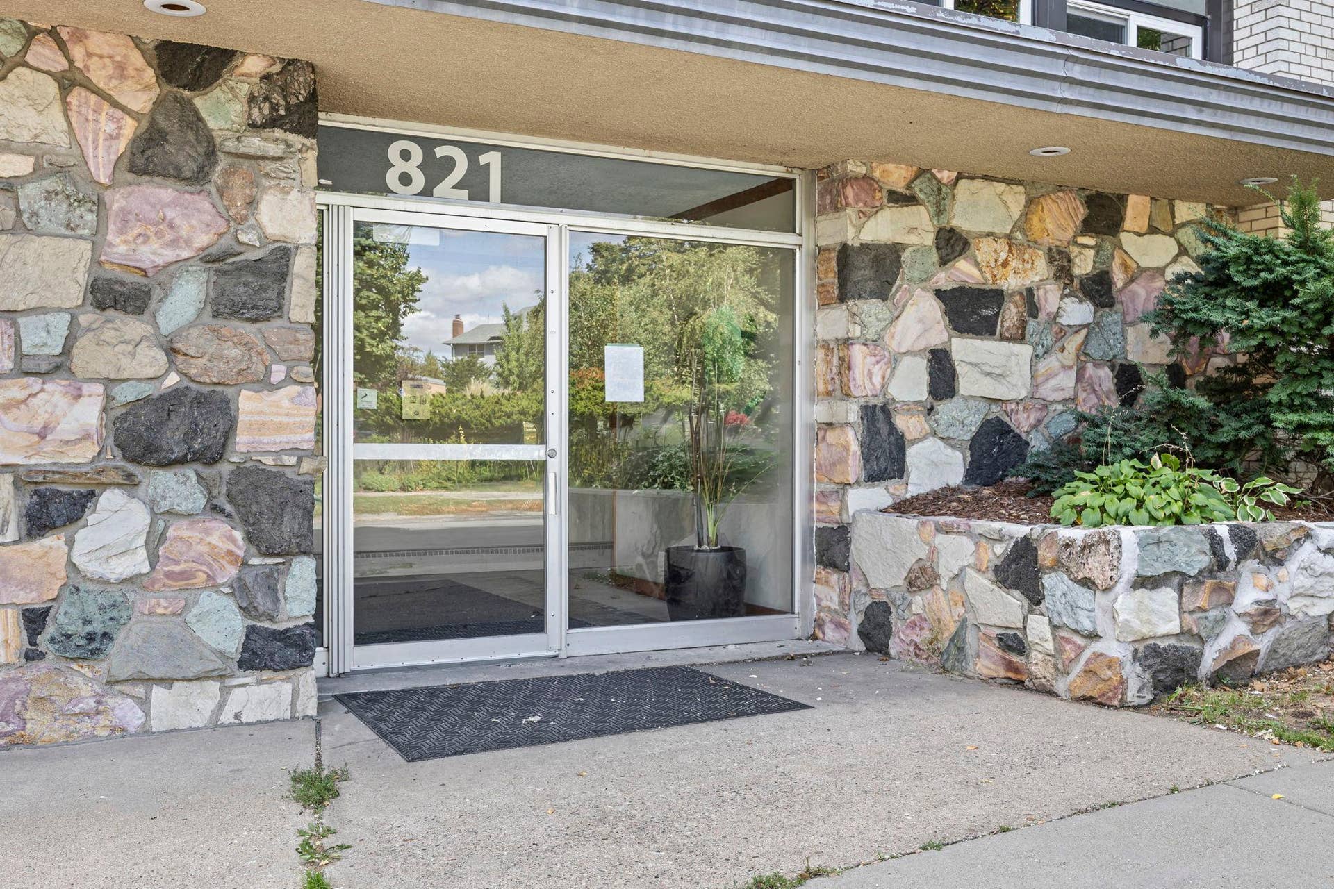 821 Douglas Avenue, #204, 46, Minneapolis, MN 55403