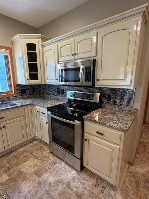 4235 4th Street S, Saint Cloud, MN 56301 22 range and microwave.jpg