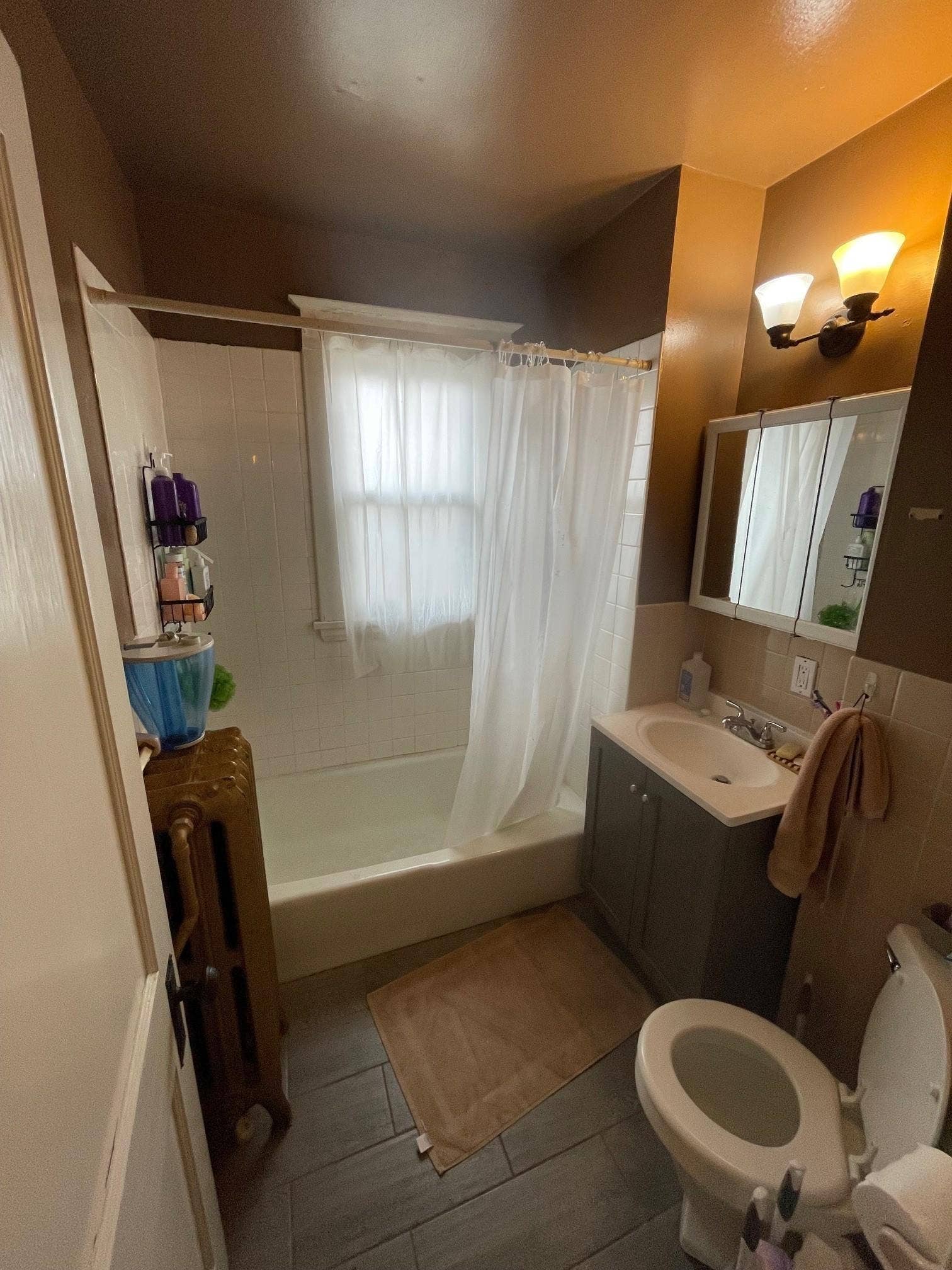 1609 Bathroom Upstairs.jpg