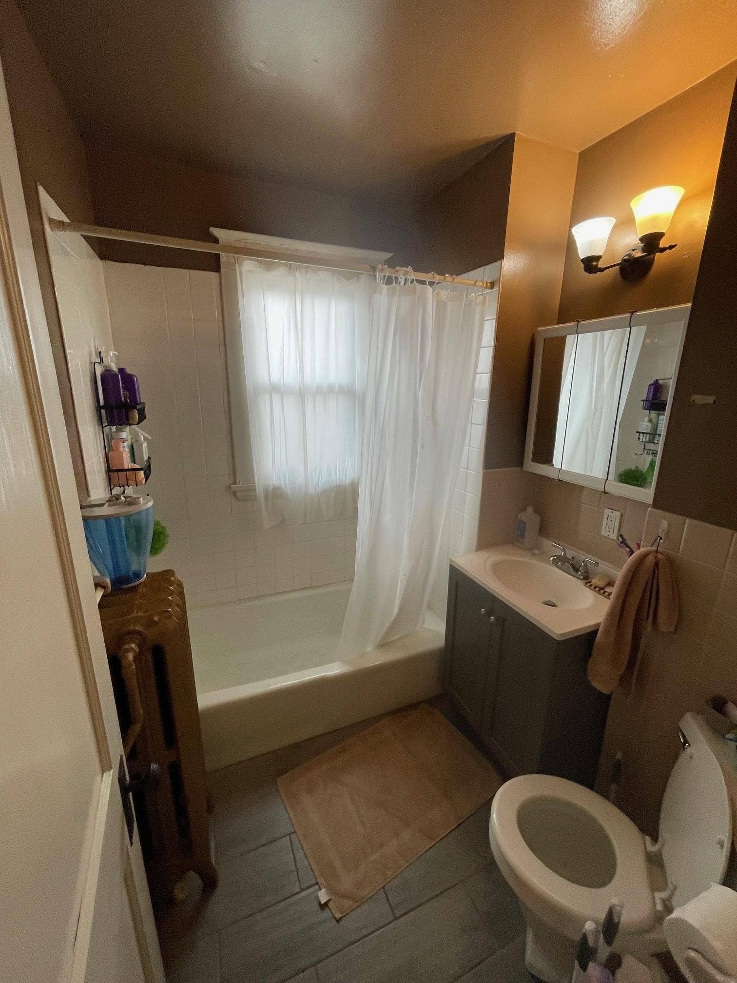1609 Upstairs Bathroom 2.jpg