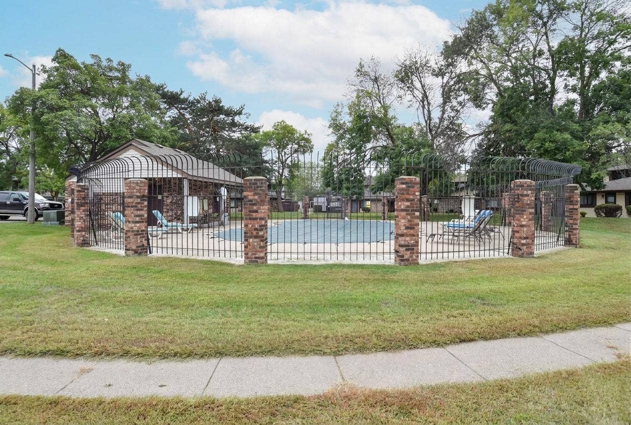 6410 83rd Court N, Brooklyn Park, MN 55445 Not 1 but 2 Community Pools!!