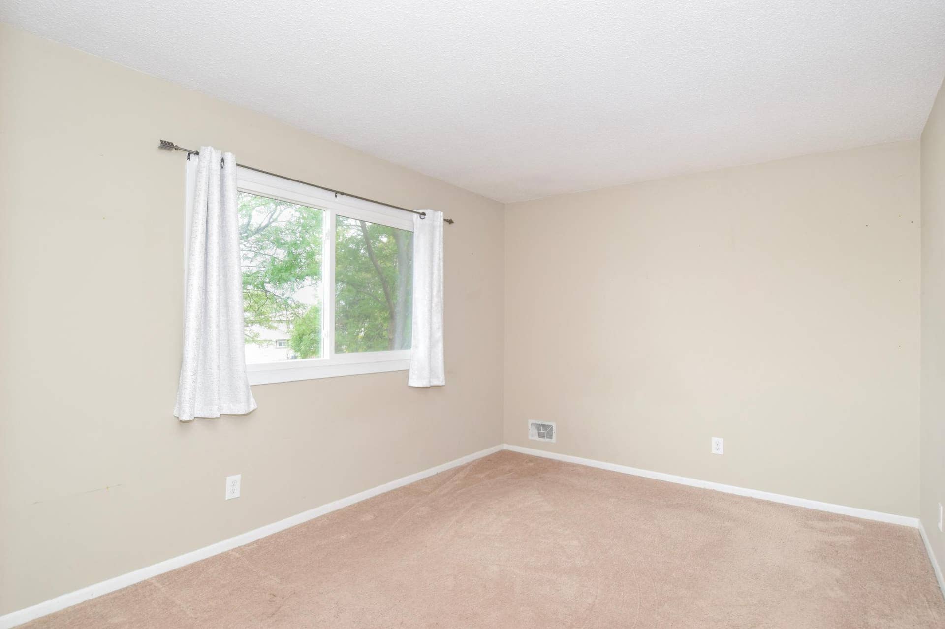 6410 83rd Court N, Brooklyn Park, MN 55445 Primary Bedroom