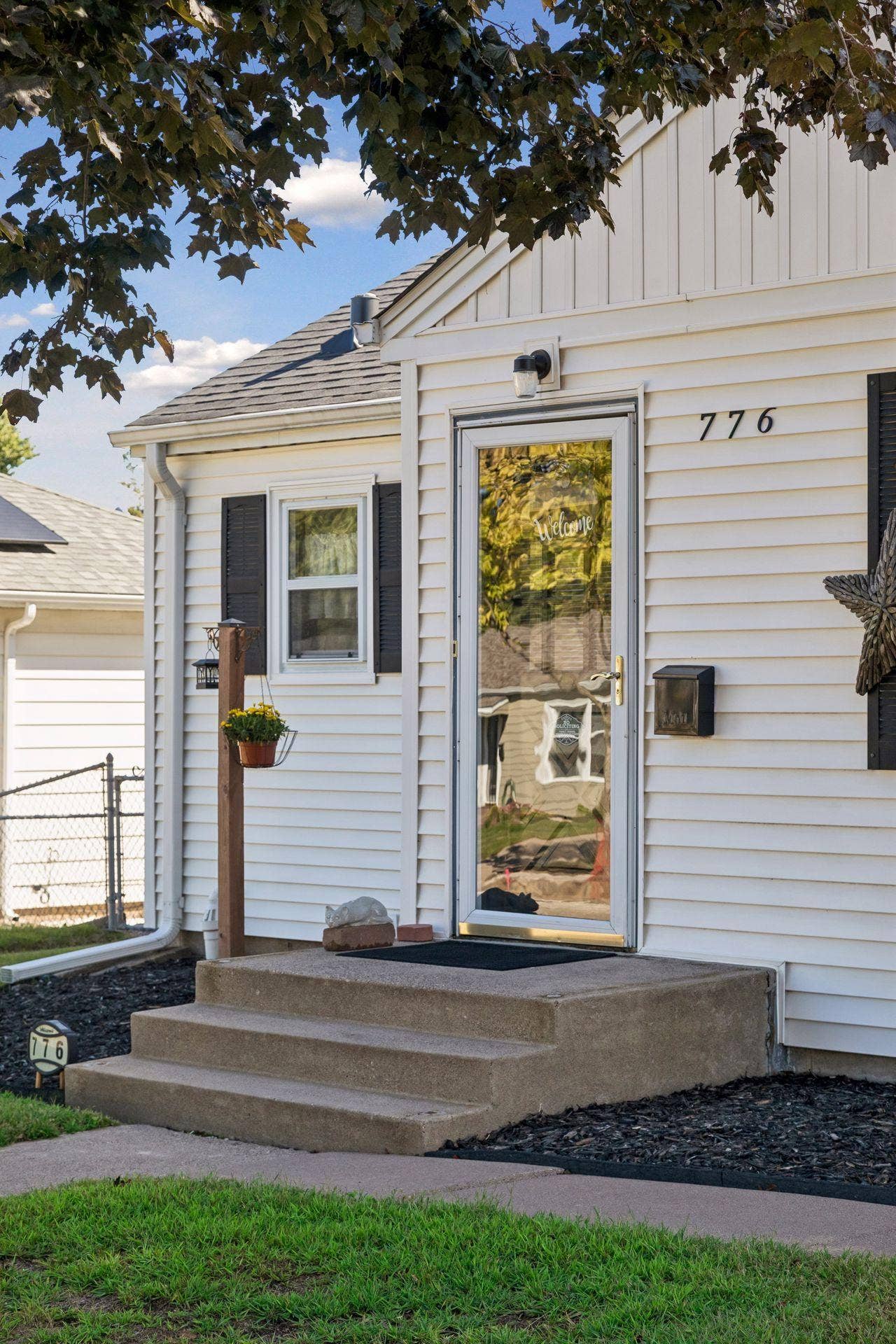 776 Parkview Avenue, 89, Saint Paul, MN 55117 Welcoming front entrance.